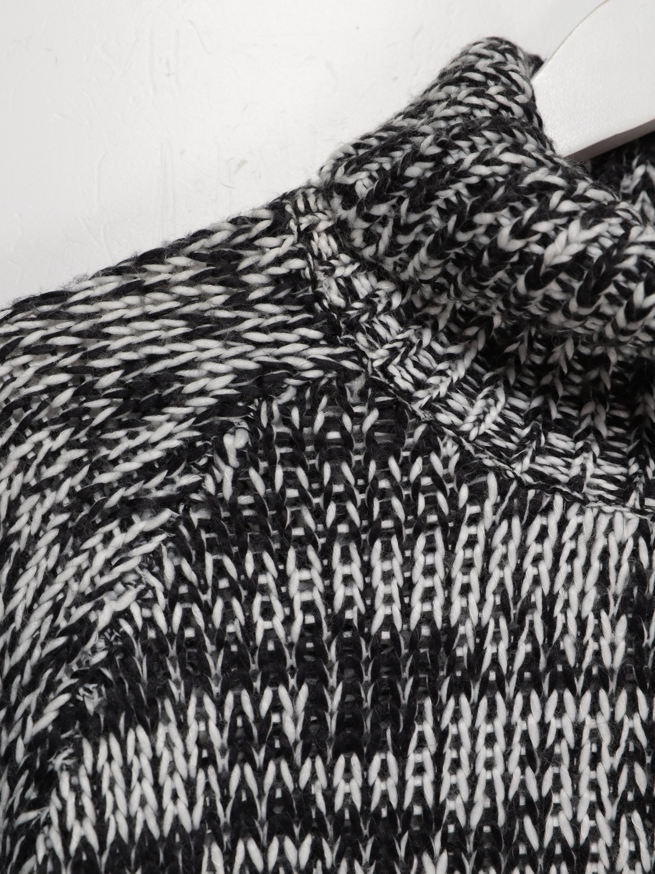 Свитер H&M модель 0419448_чорний з білим Фото