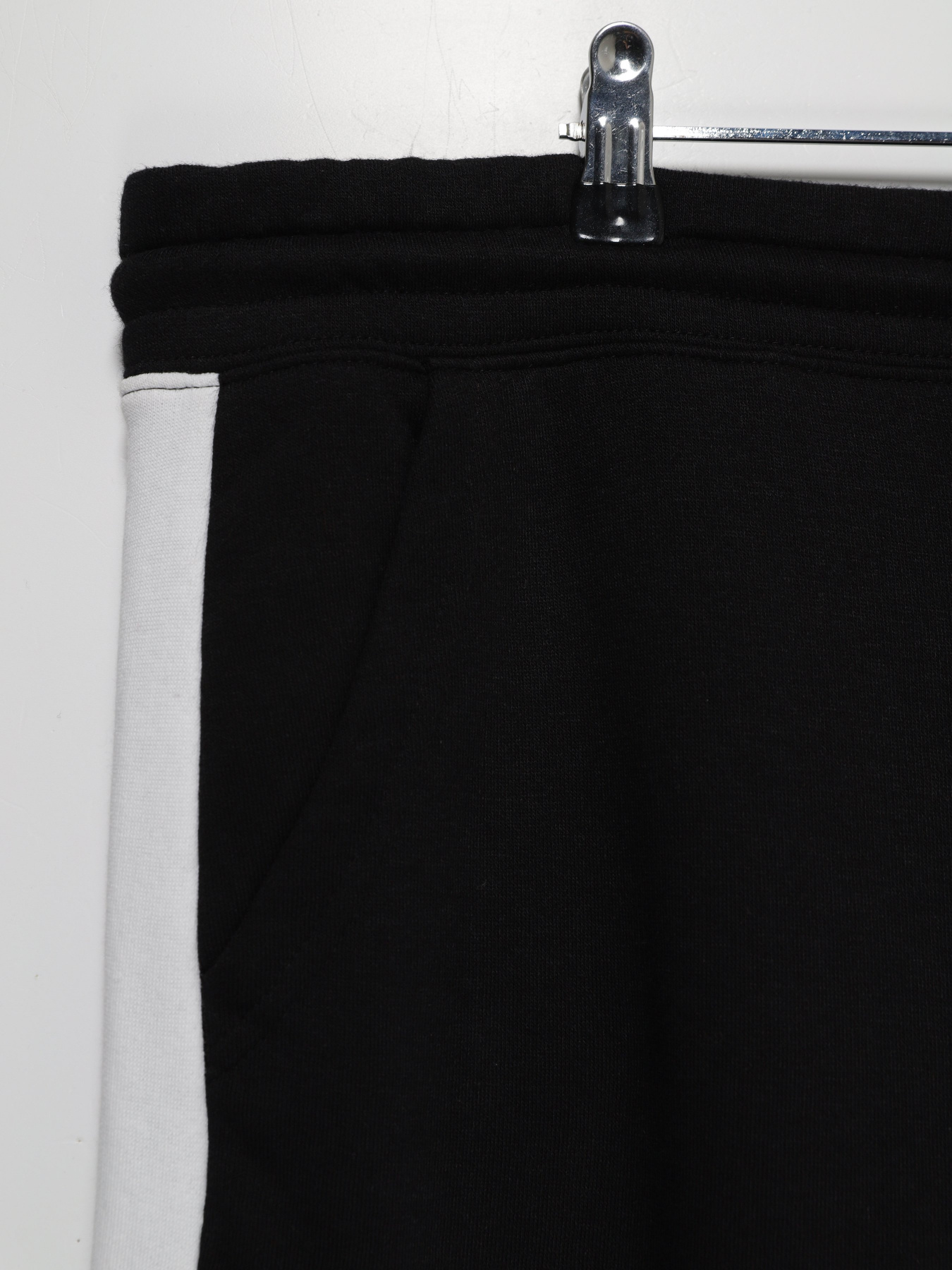 Спортивні штани H&M модель 0547780_чорний з білим Фото