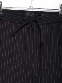 Брюки повседневные H&M модель 0766402_т.синій з білим Фото