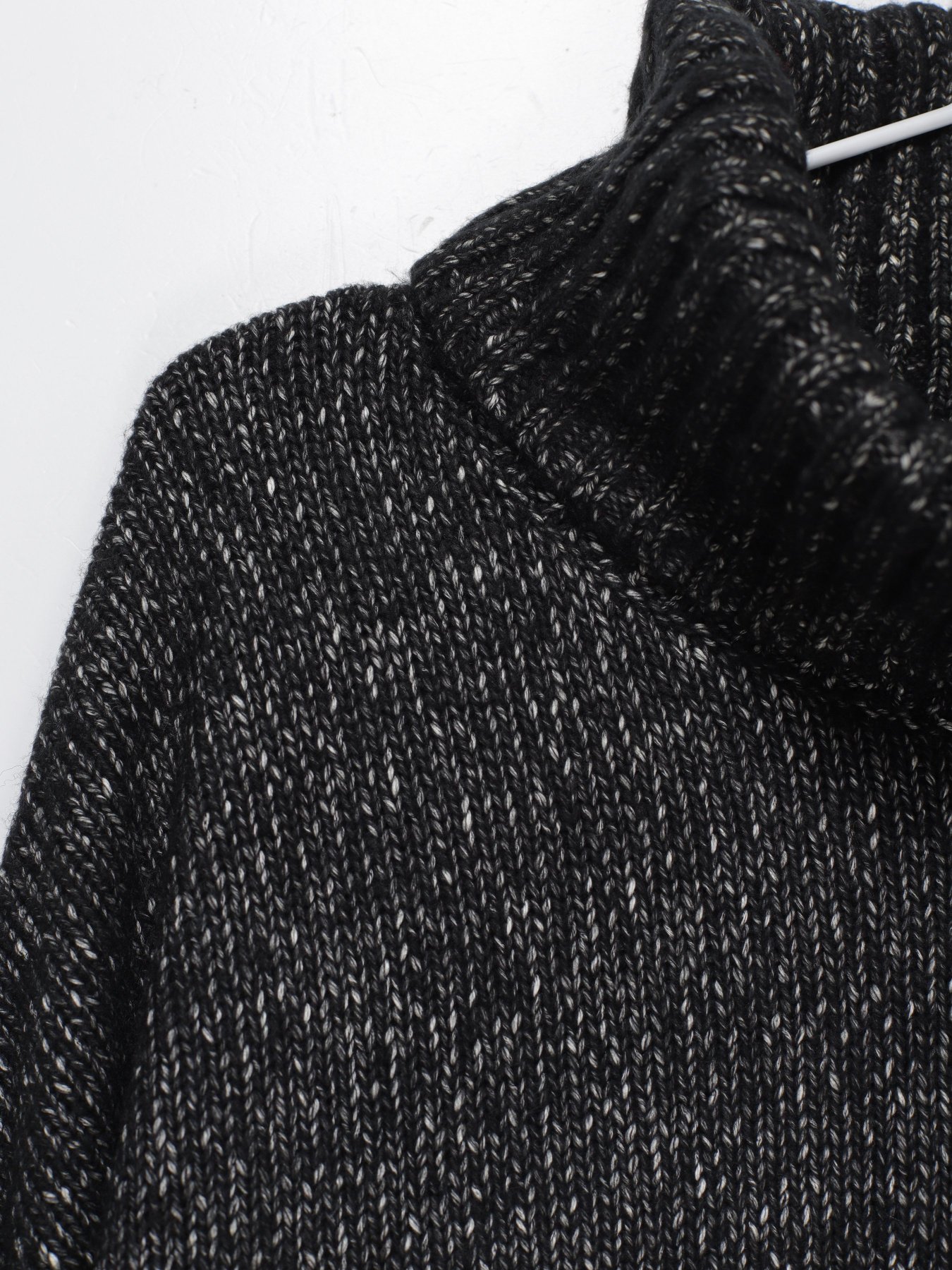 Свитер H&M модель 0820874_чорний комб. Фото