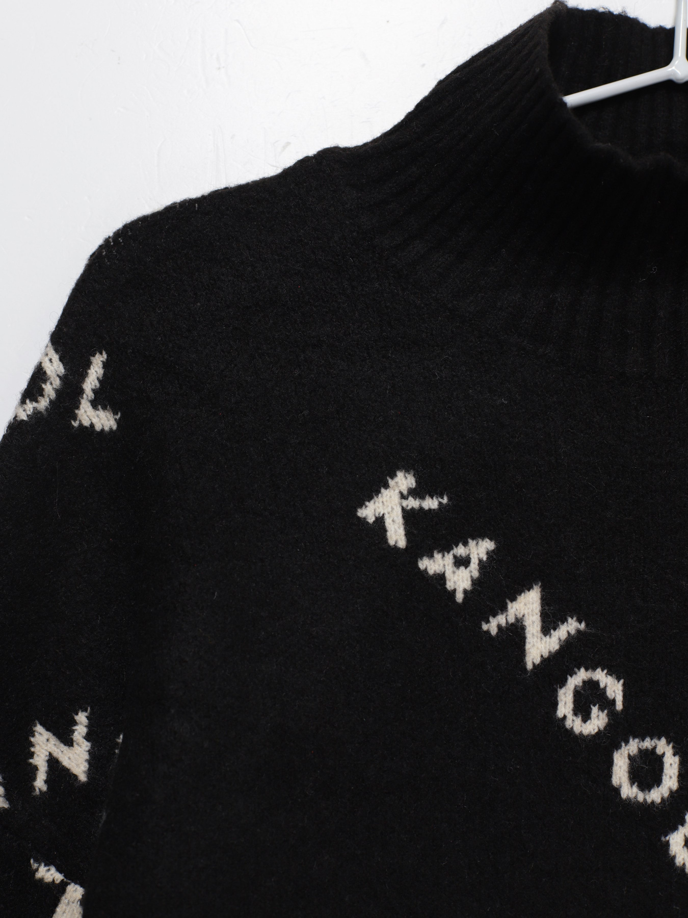 Свитер H&M модель 0934793_чорний з білим Свитер H&M модель 0934793_чорний з білим Фото