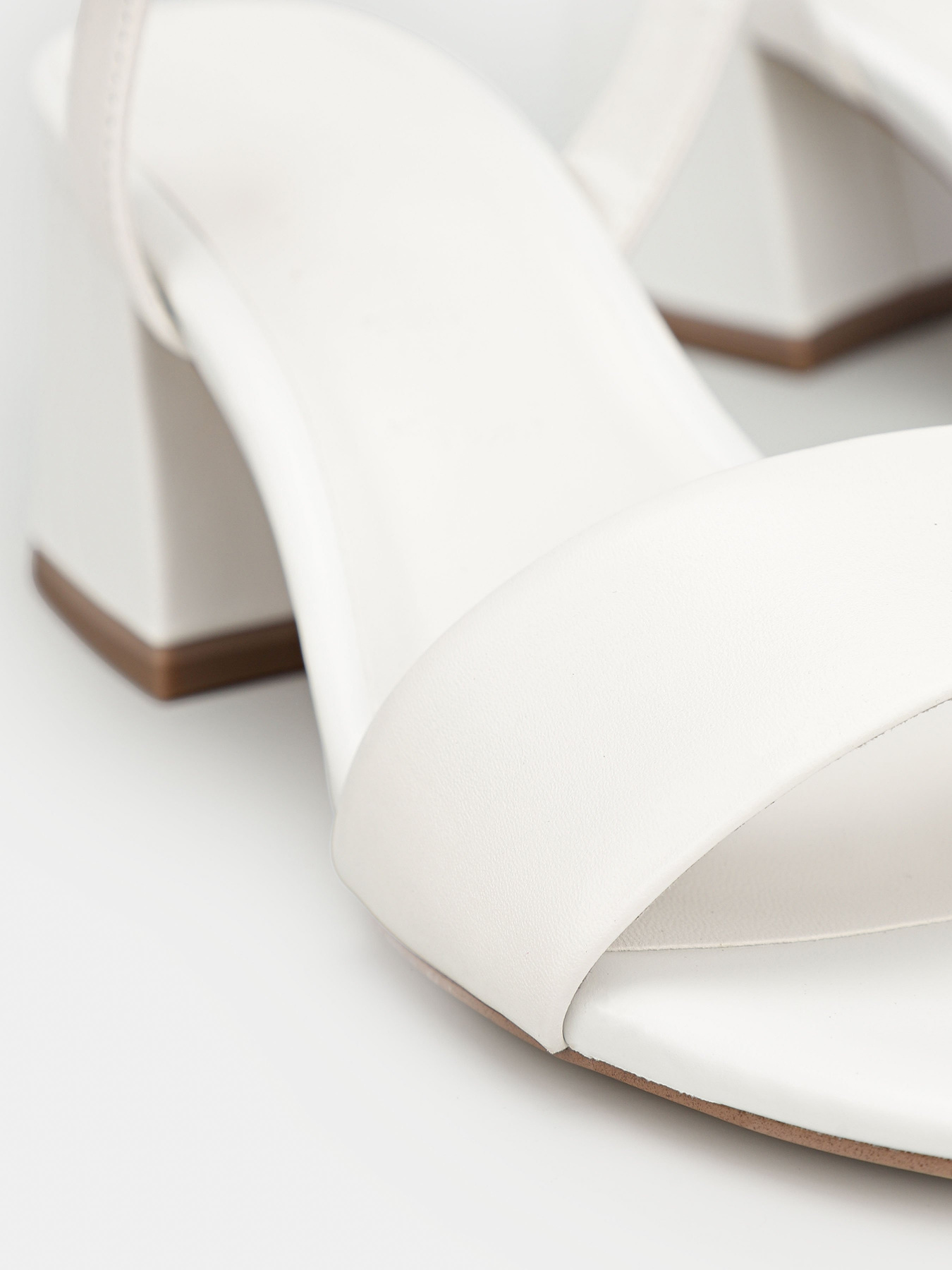 Босоніжки Tamaris модель 1-1-28398-20 117 WHITE LEATHER Фото