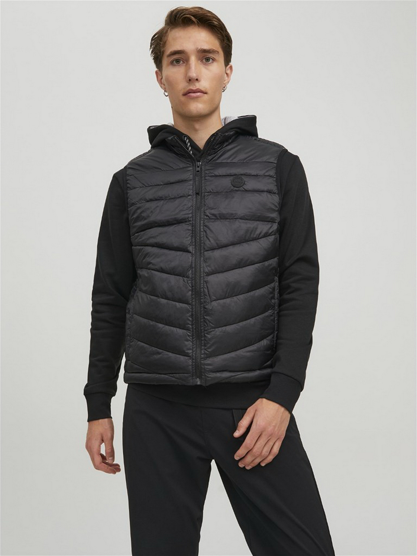 Жилет з утеплювачем JACK & JONES Hero модель 12211790_Black Фото