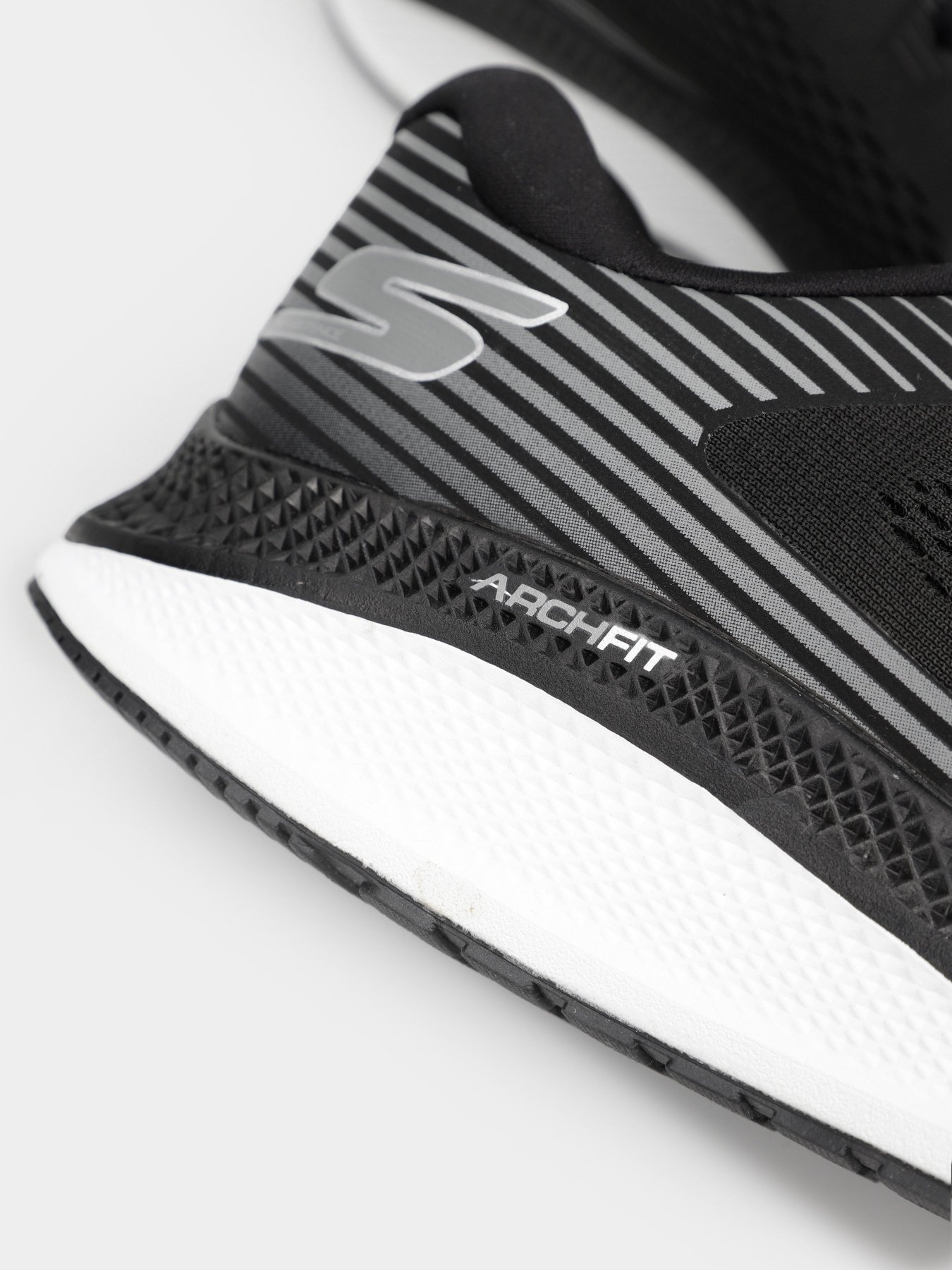 Кросівки для бігу Skechers Tech Running GOrun Persistence модель 246053 BKW Фото