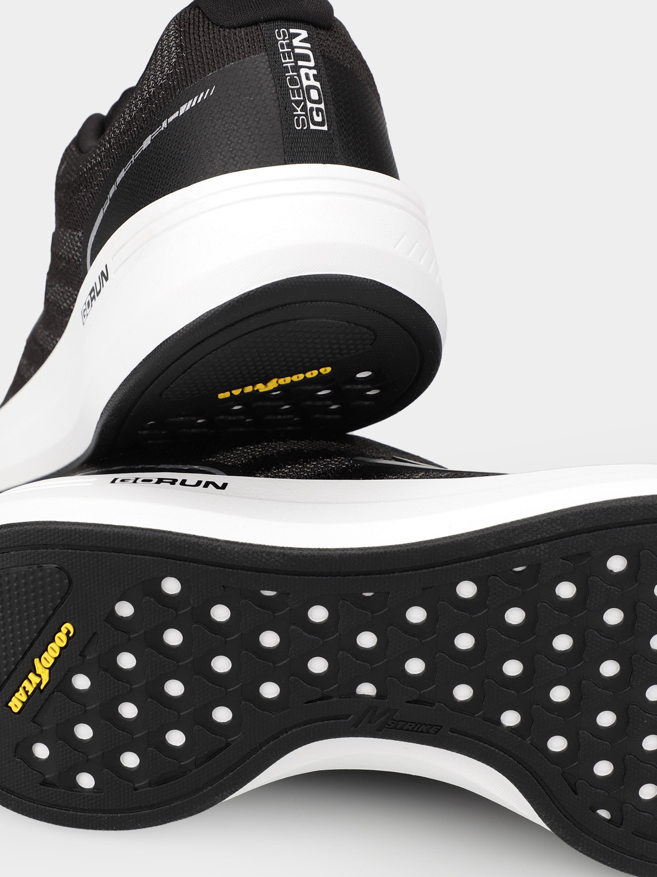 Кроссовки Skechers Go Run Pulse 2.0 модель 220540 BKW Фото