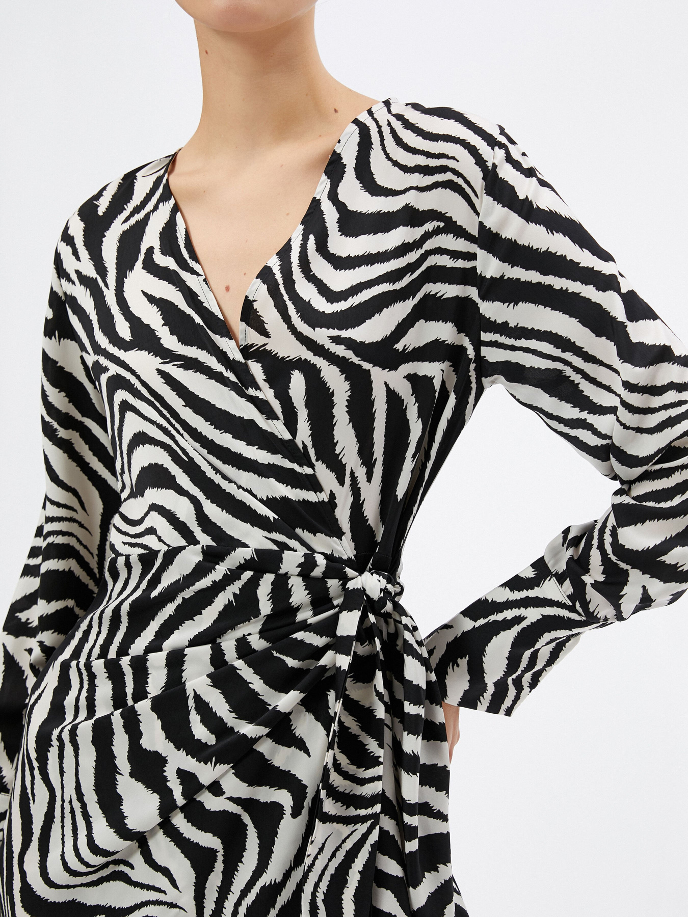 Платье мини Koton модель 4WAK80023PWBDL Платье мини Koton модель 4WAK80023PWBDL Фото