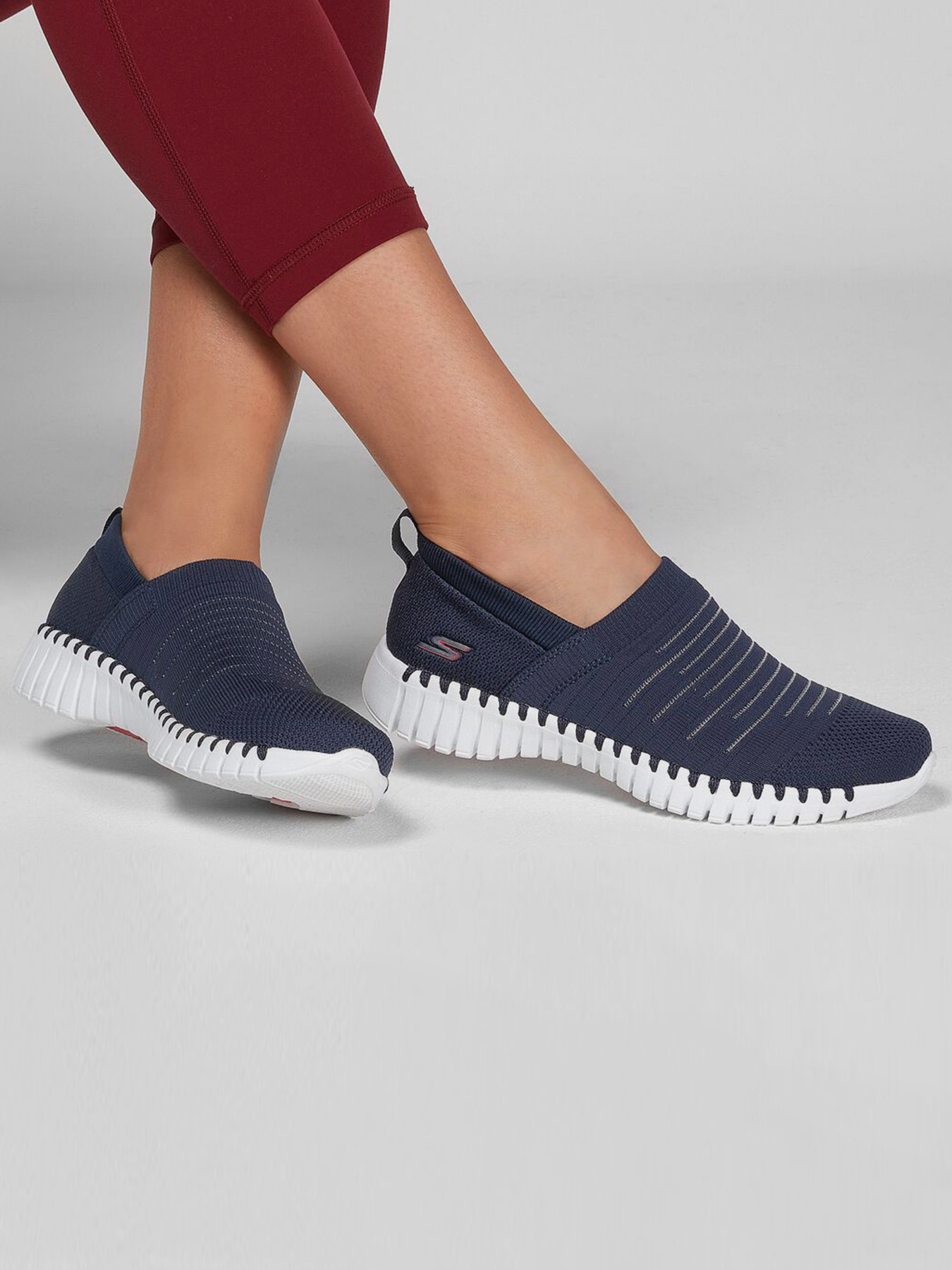 Сліпони Skechers GOwalk Smart - Wise модель 124043 NVW Сліпони Skechers GOwalk Smart - Wise модель 124043 NVW Фото