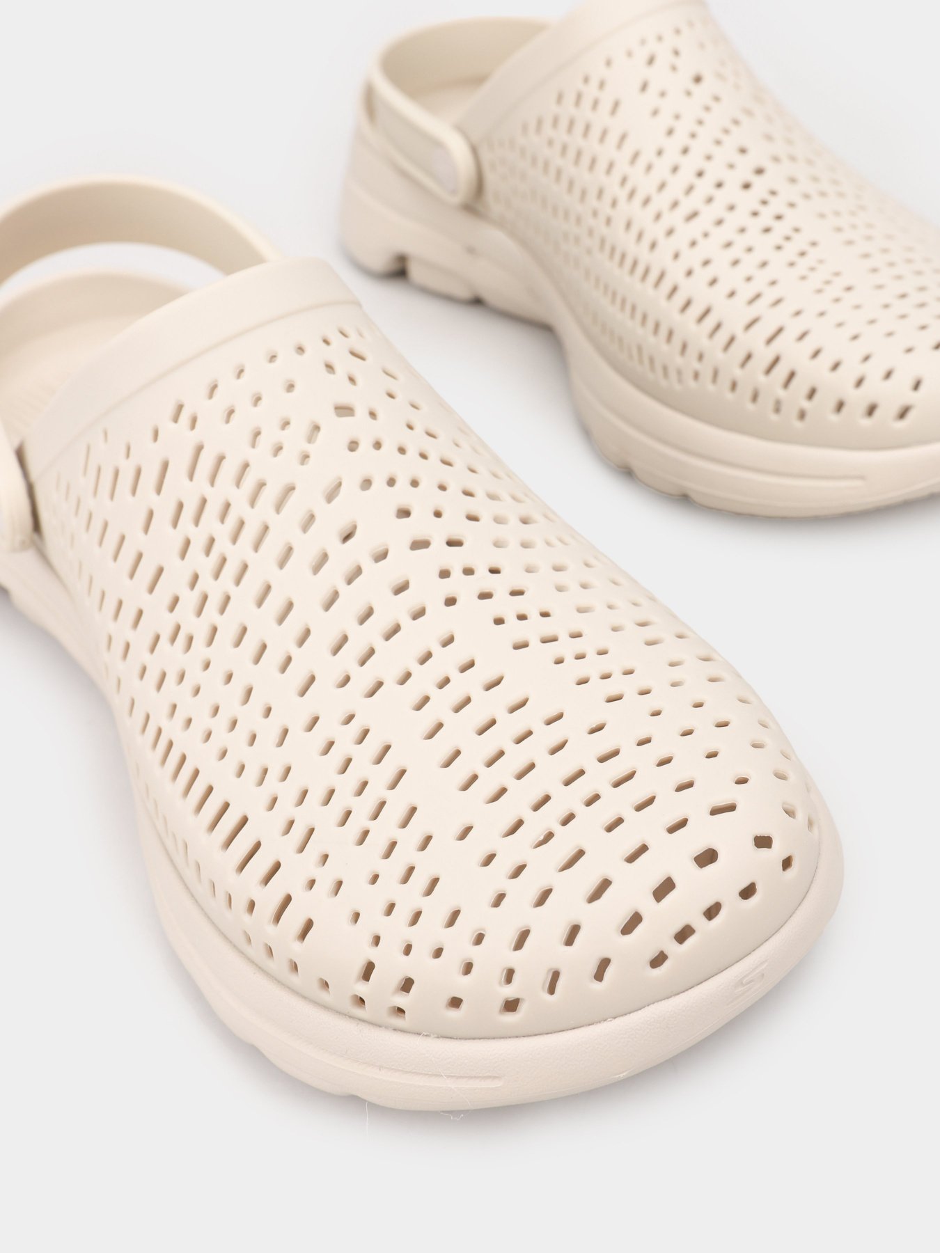 Шльопанці Skechers Foamies: GOwalk 5 модель 111144 NAT Фото