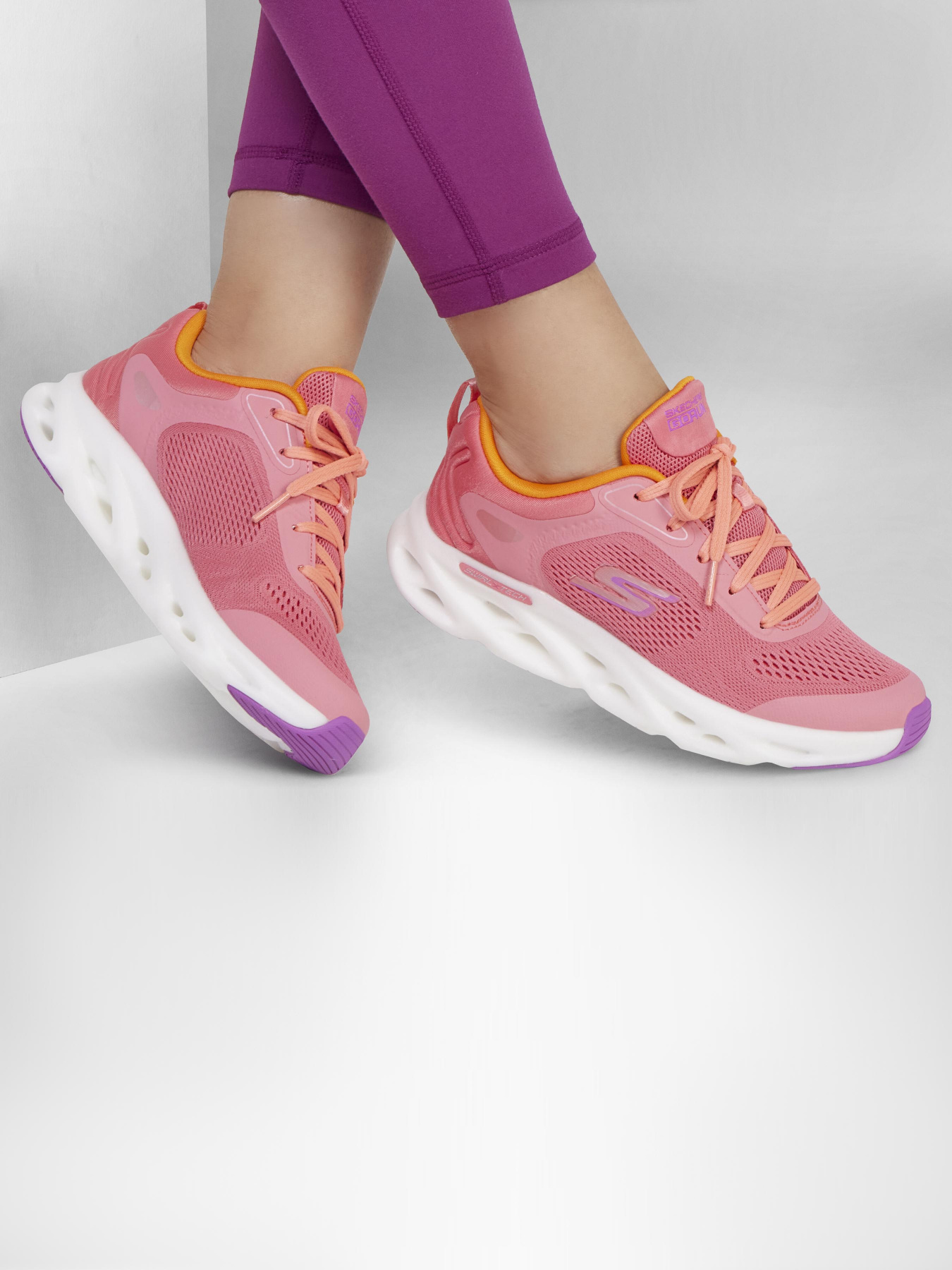 Кроссовки повседневные Skechers GO RUN Swirl Tech Speed модель 129496 CRL Фото