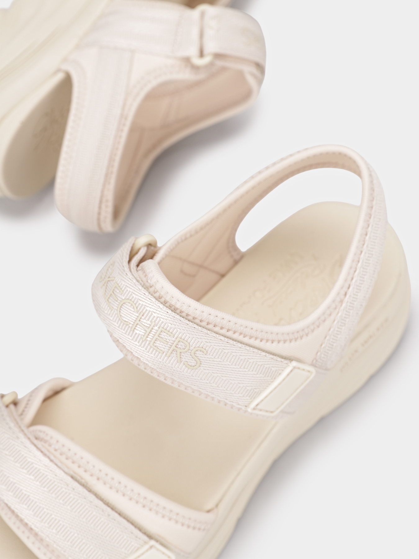 Сандалії Skechers D'LUX WALKER SANDAL модель 119823 NAT Сандалії Skechers D'LUX WALKER SANDAL модель 119823 NAT Фото