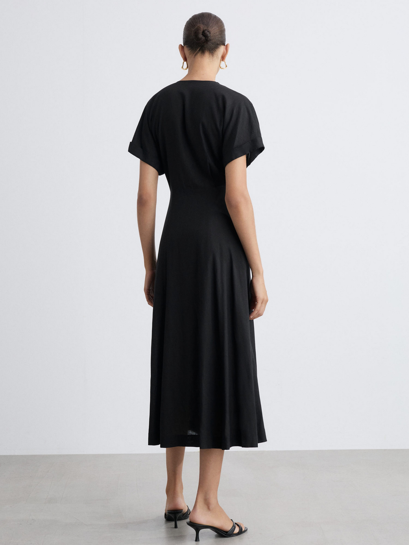 Платье миди MANGO модель 77064042_99 Платье миди MANGO модель 77064042_99 Фото