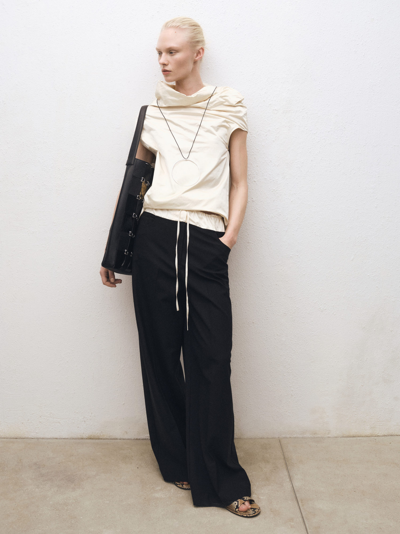 Повседневные штаны MANGO модель 87074423_99 Повседневные штаны MANGO модель 87074423_99 Фото