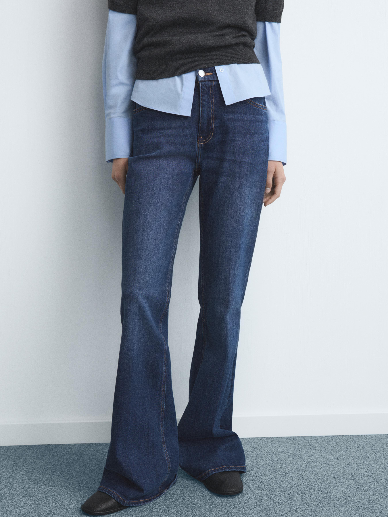 Расклешенные джинсы MANGO модель 27021193_TO Фото