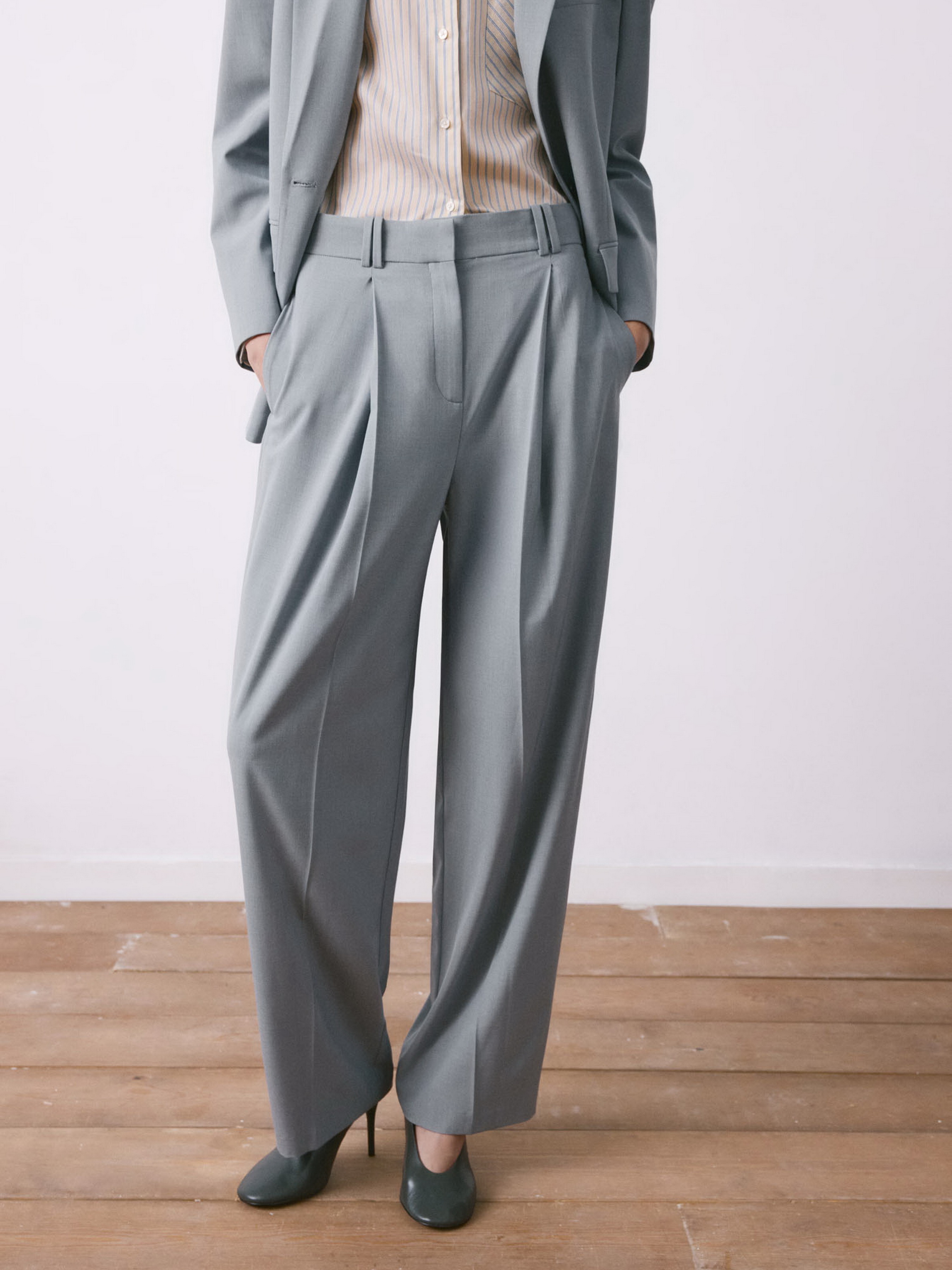 Жіночі Класичні штани MANGO NAT (MNO5070) колір блакитний, матеріал віскоза/поліестер