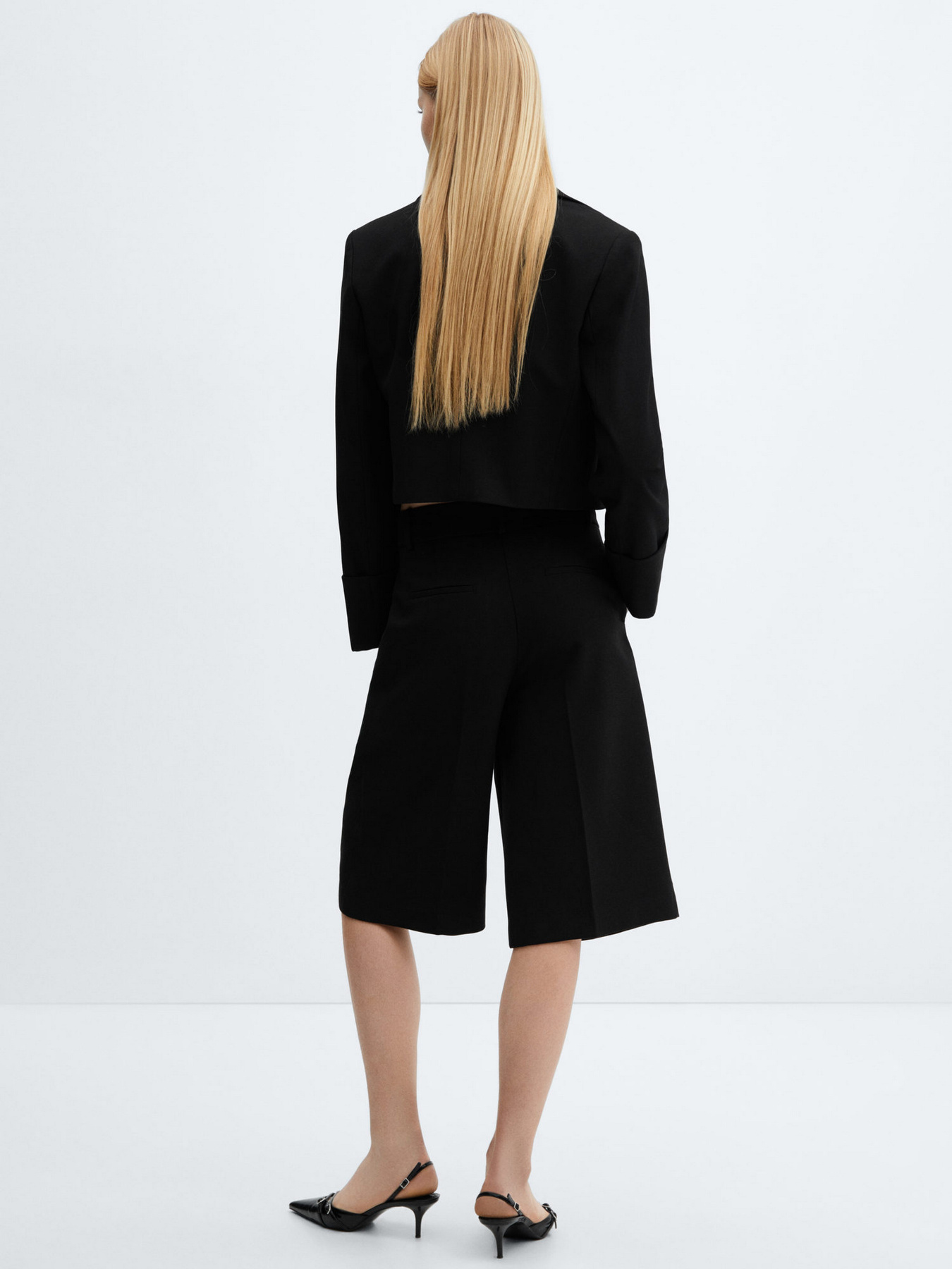 Повседневные шорты MANGO Paul модель 67084474_99 Повседневные шорты MANGO Paul модель 67084474_99 Фото