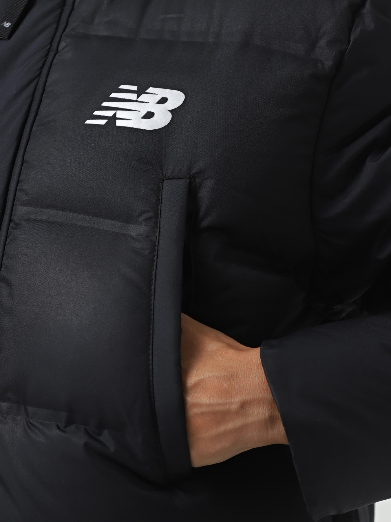 Зимняя куртка New Balance Bench Long Down модель MJ231054BK Фото