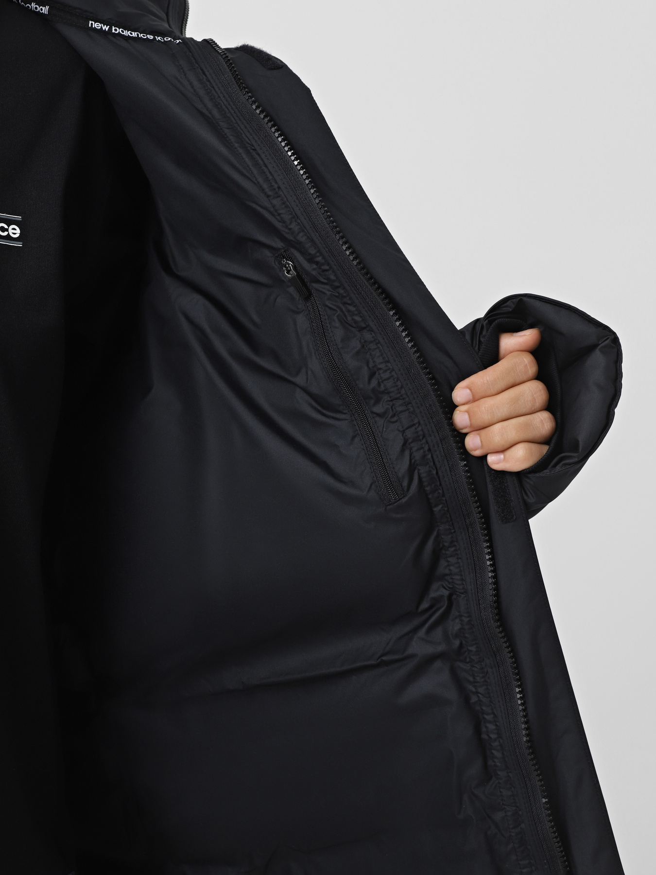 Зимняя куртка New Balance Bench Long Down модель MJ231054BK Фото