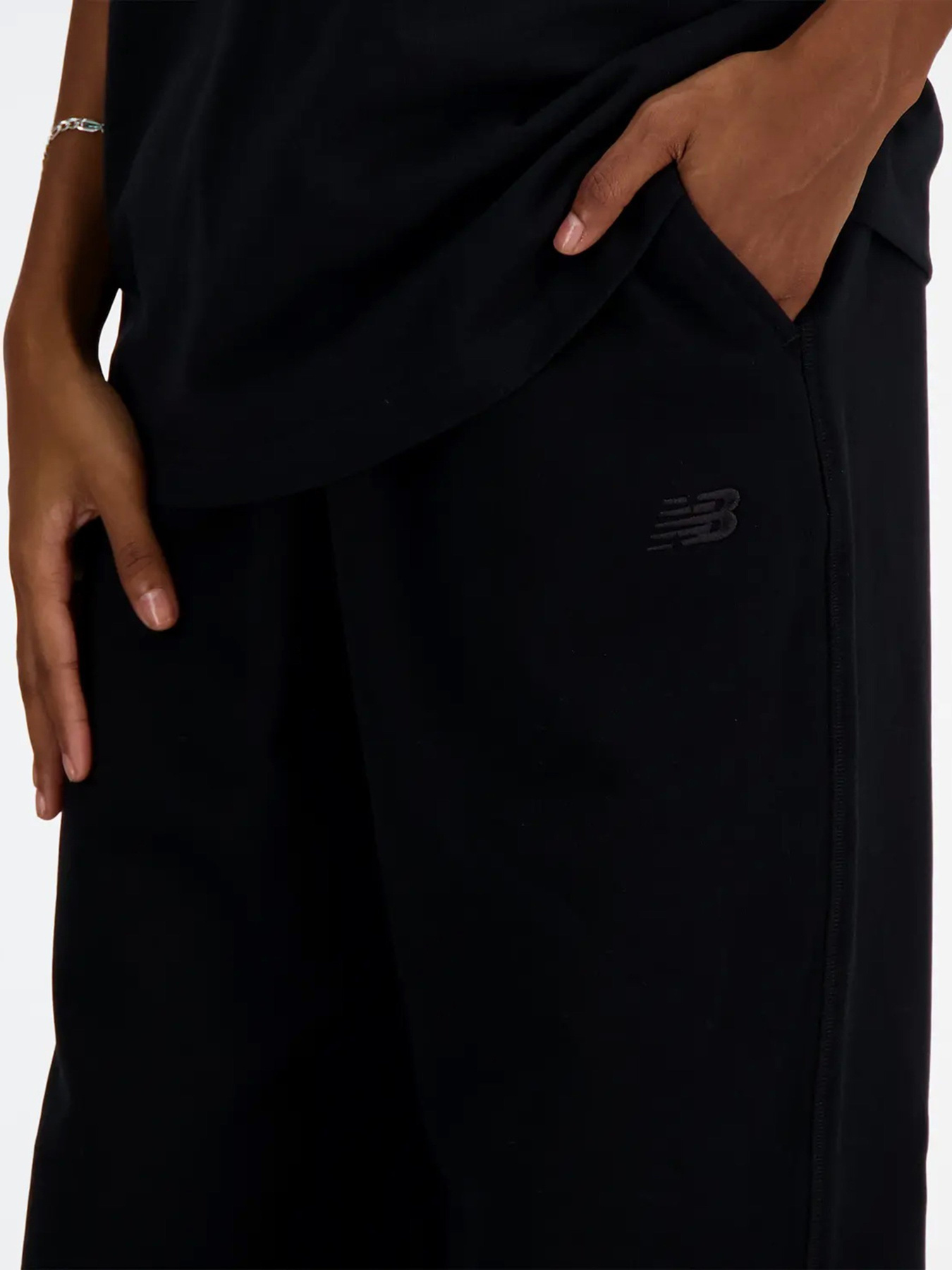 Штаны спортивные New Balance ATHLETICS модель WP41513BK Штаны спортивные New Balance ATHLETICS модель WP41513BK Фото