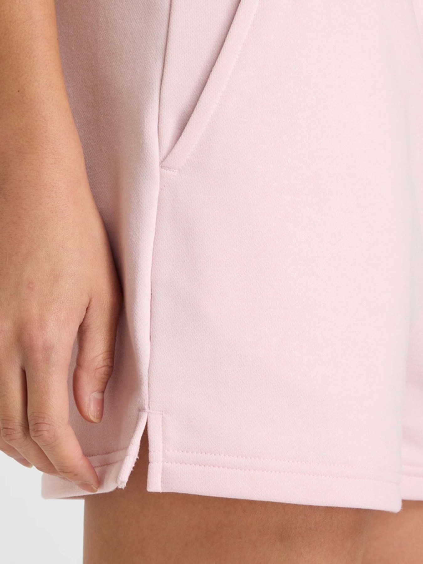 Повсякденні шорти New Balance SMALL LOGO модель WS41500RSG Повсякденні шорти New Balance SMALL LOGO модель WS41500RSG Фото