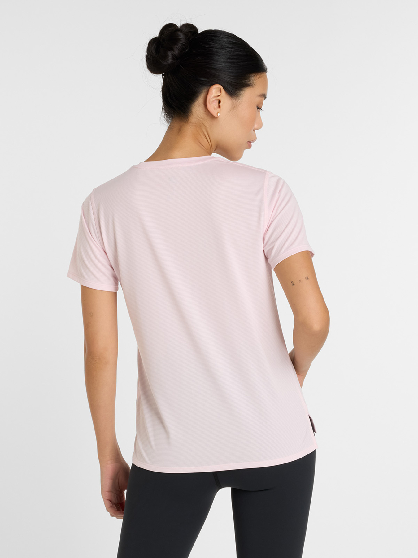 Спортивна футболка New Balance SPORT ESSENTIALS модель WT41222RSG Спортивна футболка New Balance SPORT ESSENTIALS модель WT41222RSG Фото