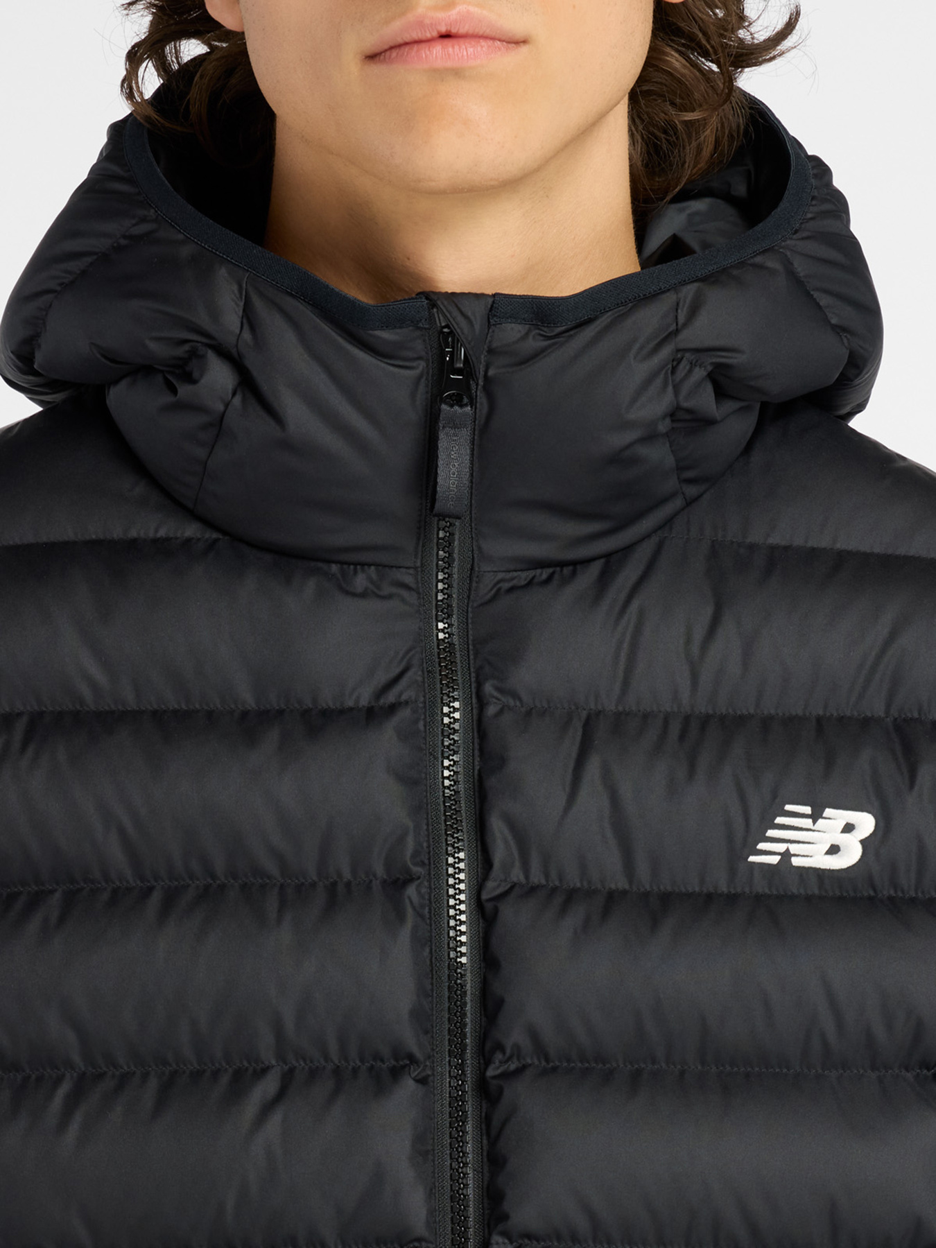 Зимняя куртка New Balance HOODED PUFFER модель MO53500BK Фото