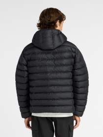 Зимняя куртка New Balance HOODED PUFFER модель MO53500BK Фото