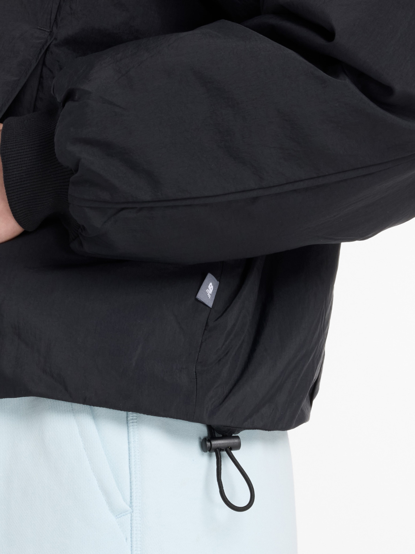 Бомбер New Balance REIMAGINED WOVEN модель WJ53500BK Фото