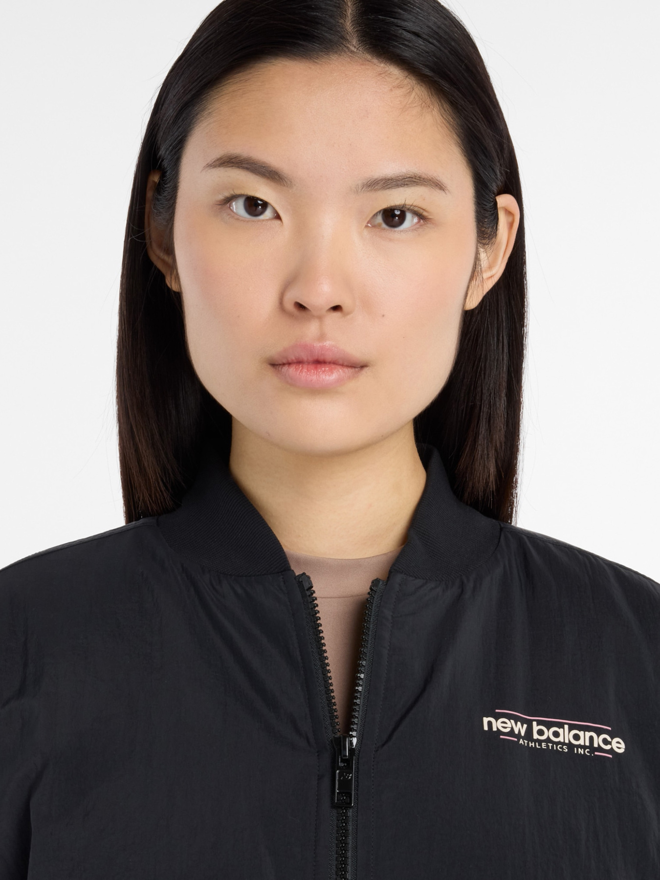 Бомбер New Balance REIMAGINED WOVEN модель WJ53500BK Фото