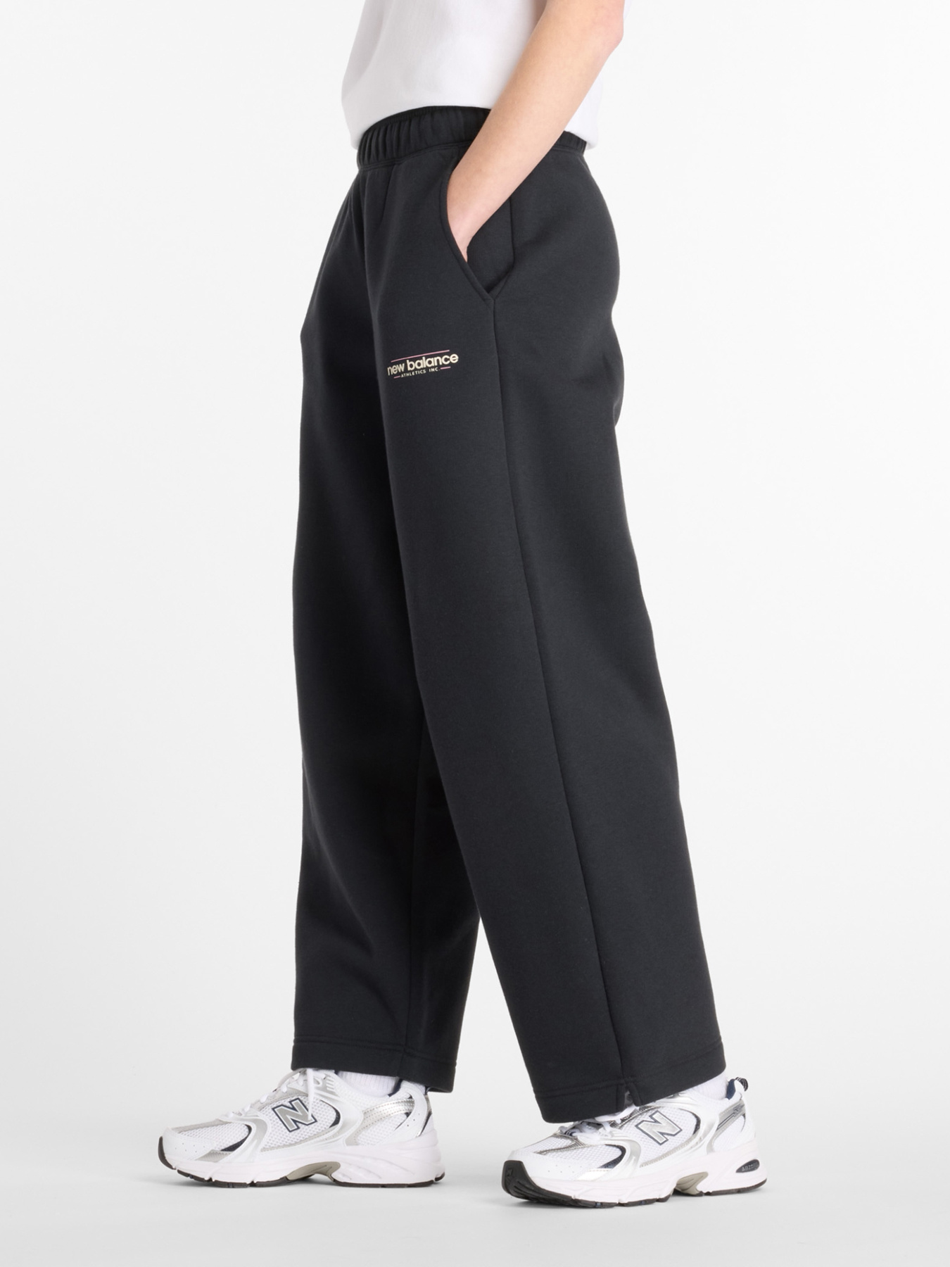 Спортивні штани New Balance REIMAGINED модель WP53505BK Фото