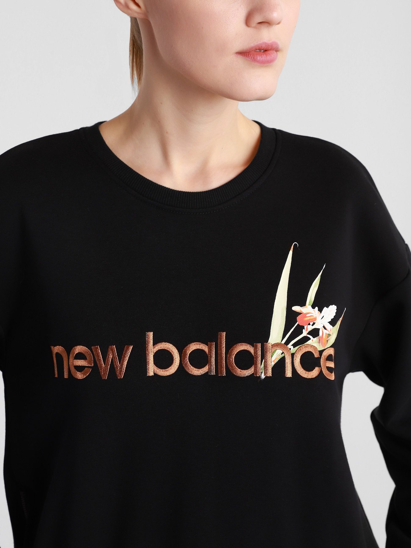 Свитшот New Balance Essentials Botanical Crew модель WT11510BK Фото