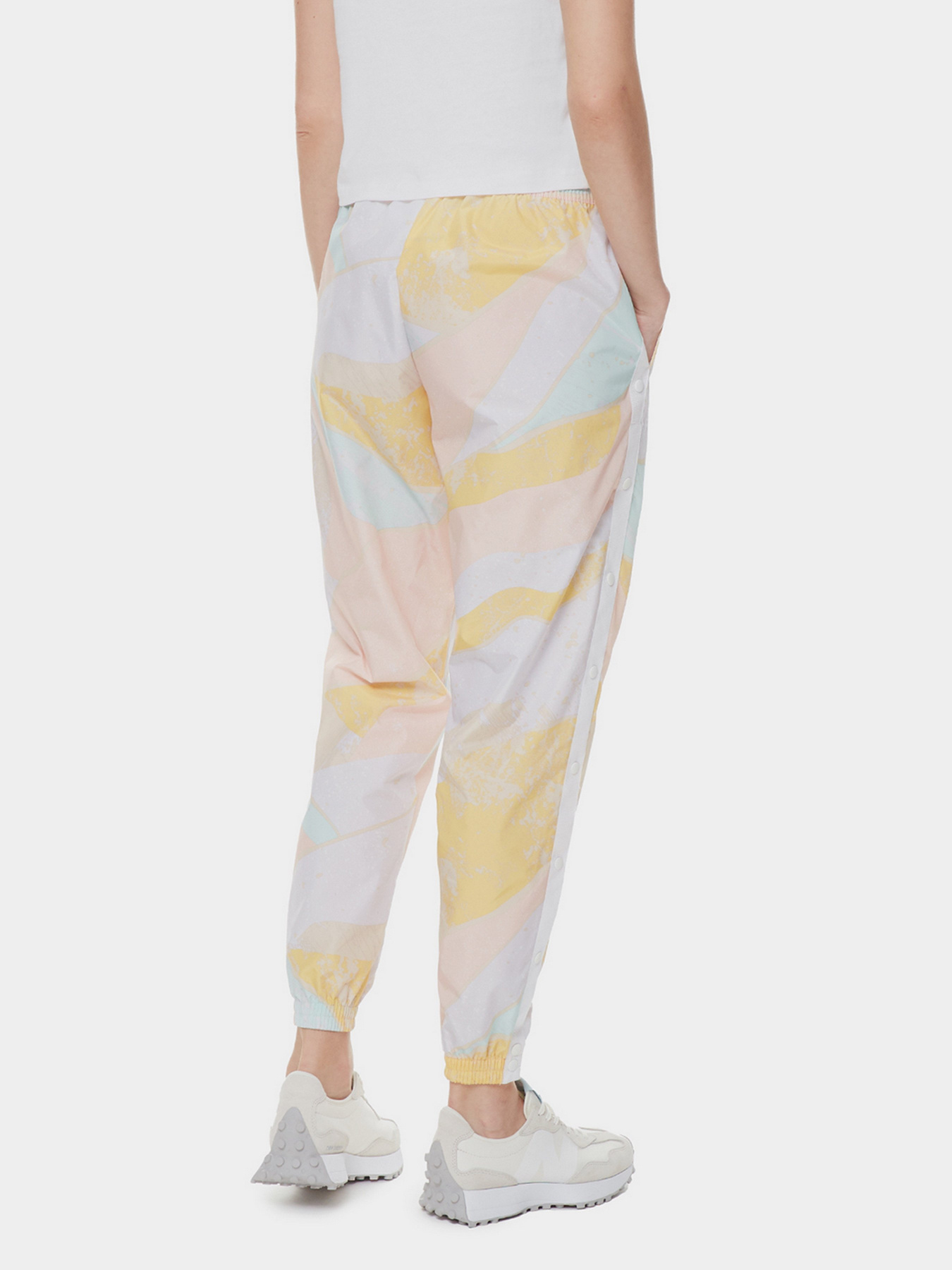 Штаны спортивные New Balance Athletics Mystic Minerals модель WP21553WM Фото