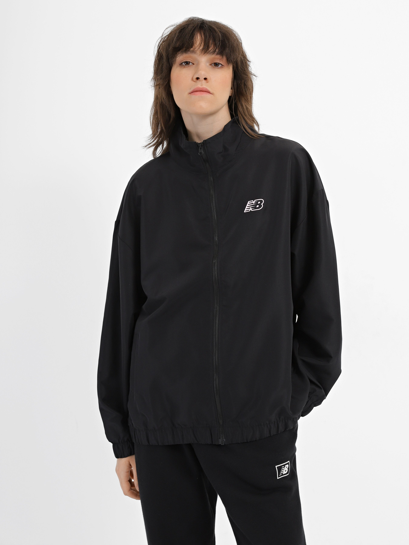 Демісезонна куртка New Balance Sport Woven модель WJ33501BK Фото