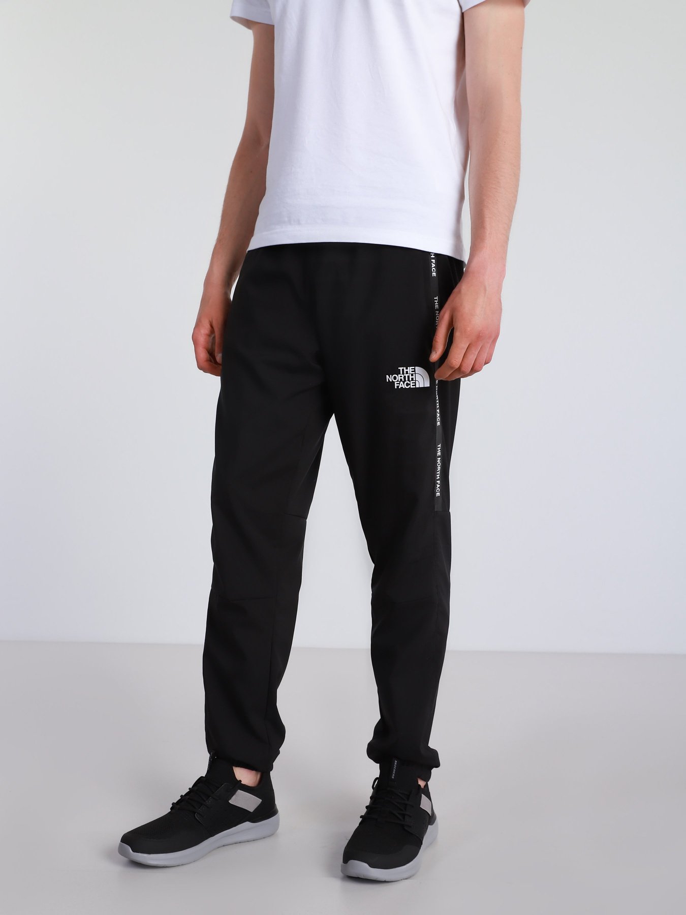 Штани повсякденні The North Face Mountain Athletics Woven Pant модель NF0A5599KX71 Фото
