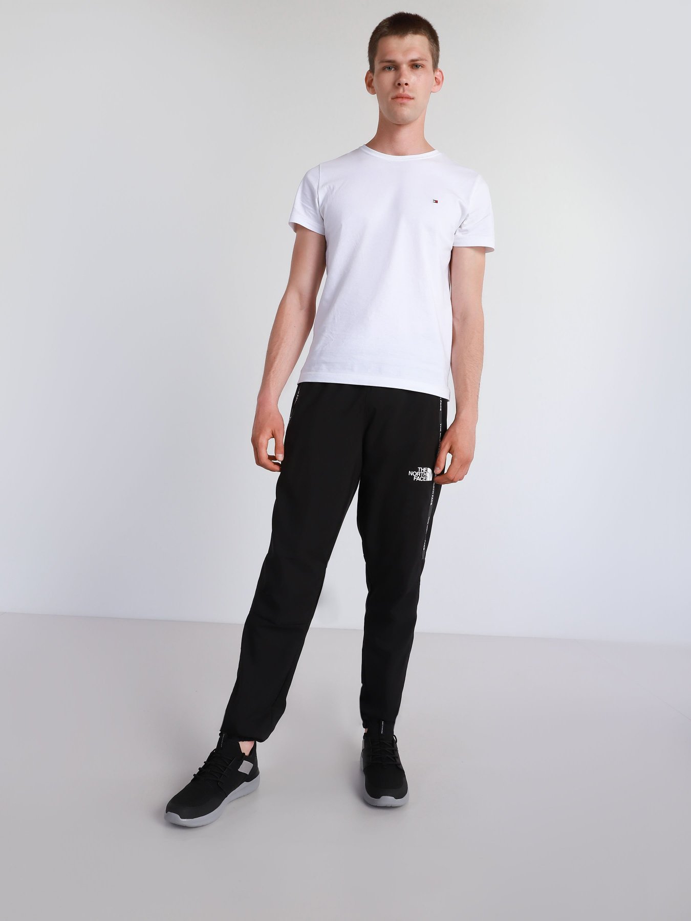 Повседневные штаны The North Face Mountain Athletics Woven Pant модель NF0A5599KX71 Повседневные штаны The North Face Mountain Athletics Woven Pant модель NF0A5599KX71 Фото