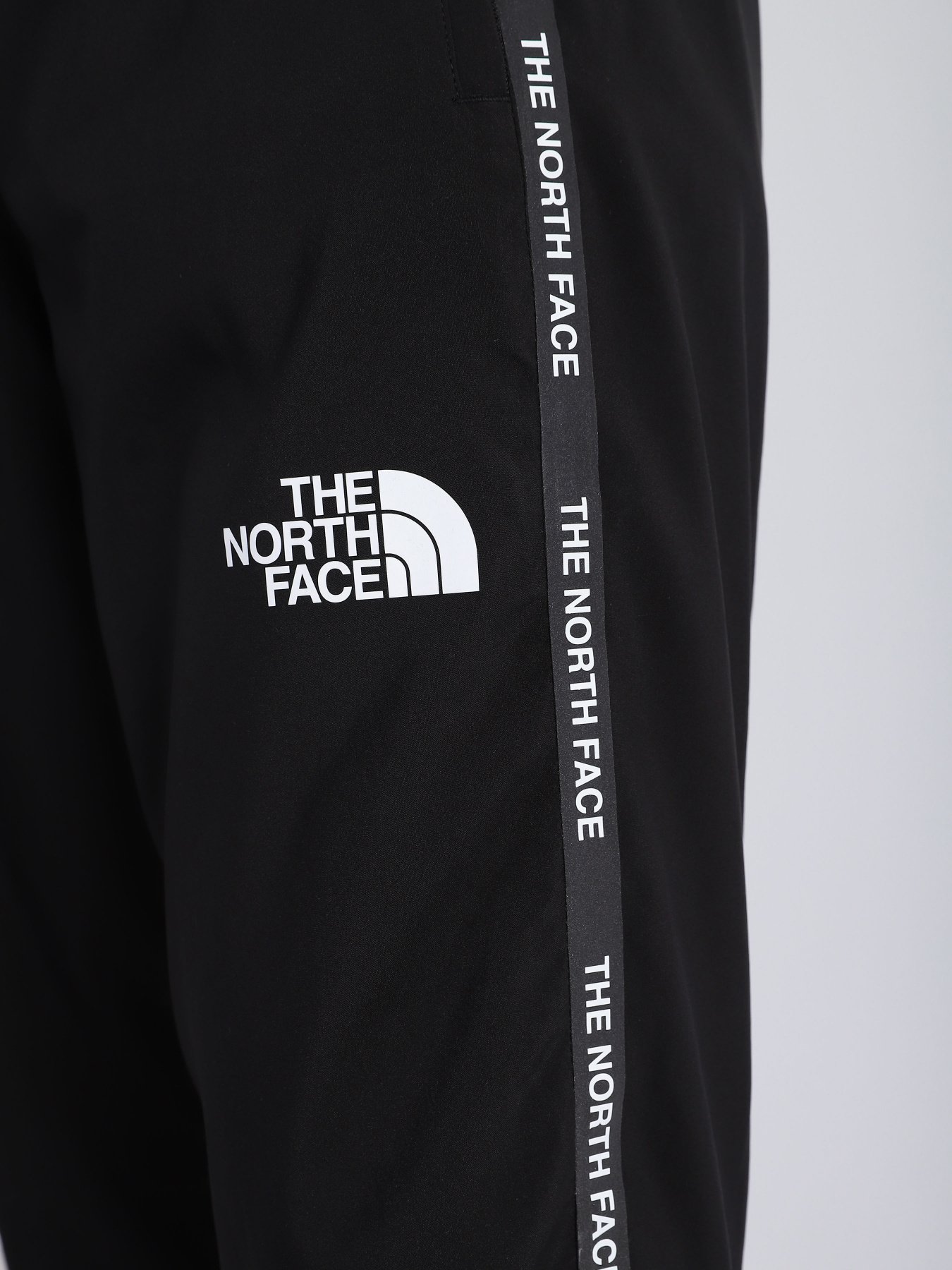Повседневные штаны The North Face Mountain Athletics Woven Pant модель NF0A5599KX71 Повседневные штаны The North Face Mountain Athletics Woven Pant модель NF0A5599KX71 Фото
