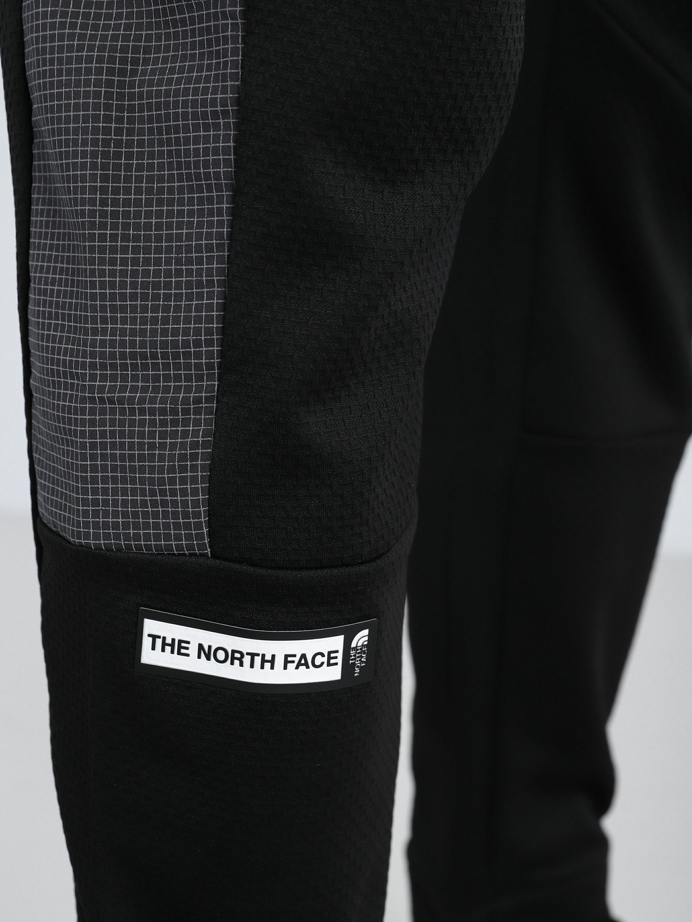 Штаны спортивные The North Face Mountain Athletics Cuffed модель NF0A5IBZJK31 Фото