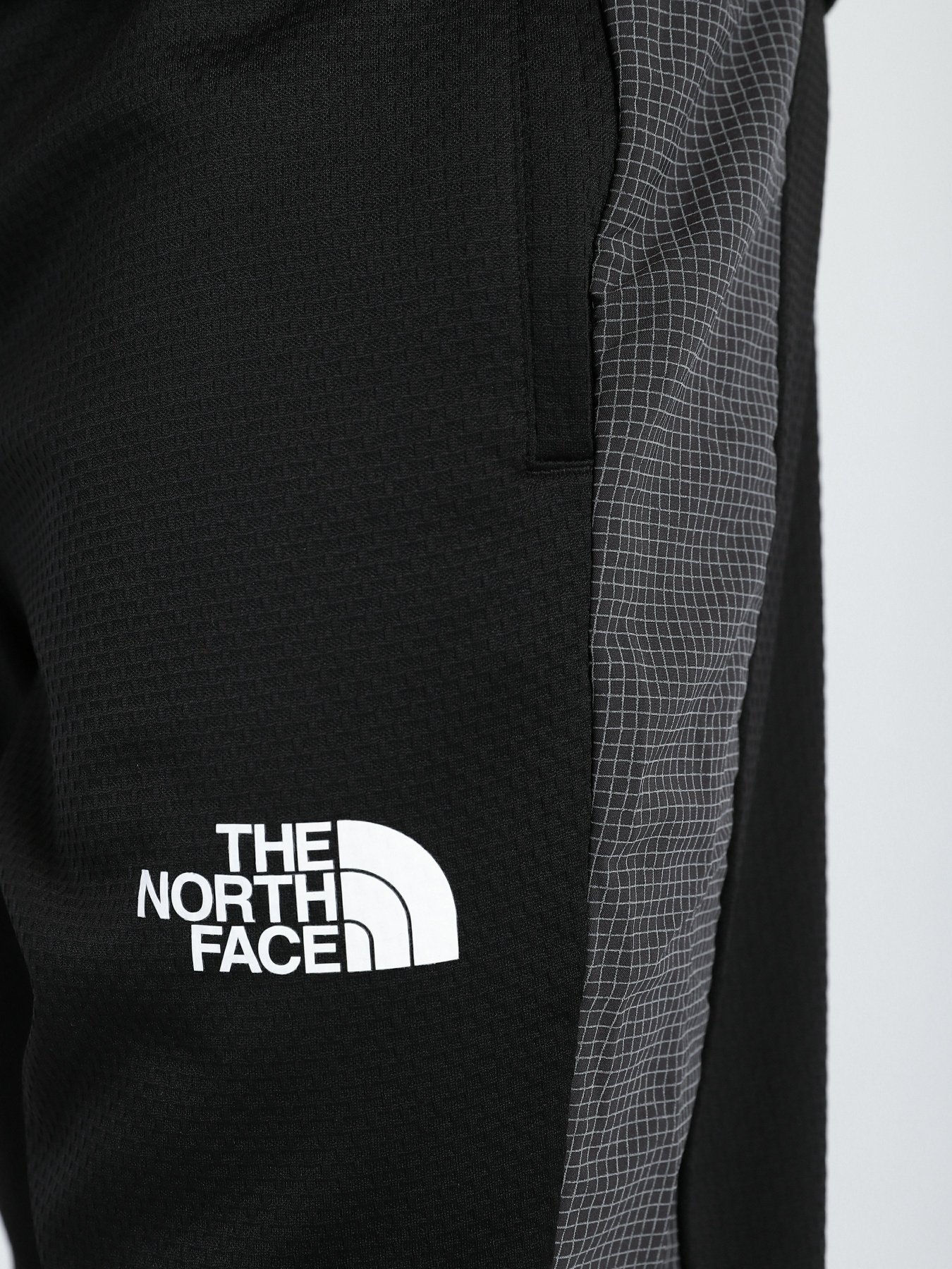 Штаны спортивные The North Face Mountain Athletics Cuffed модель NF0A5IBZJK31 Фото