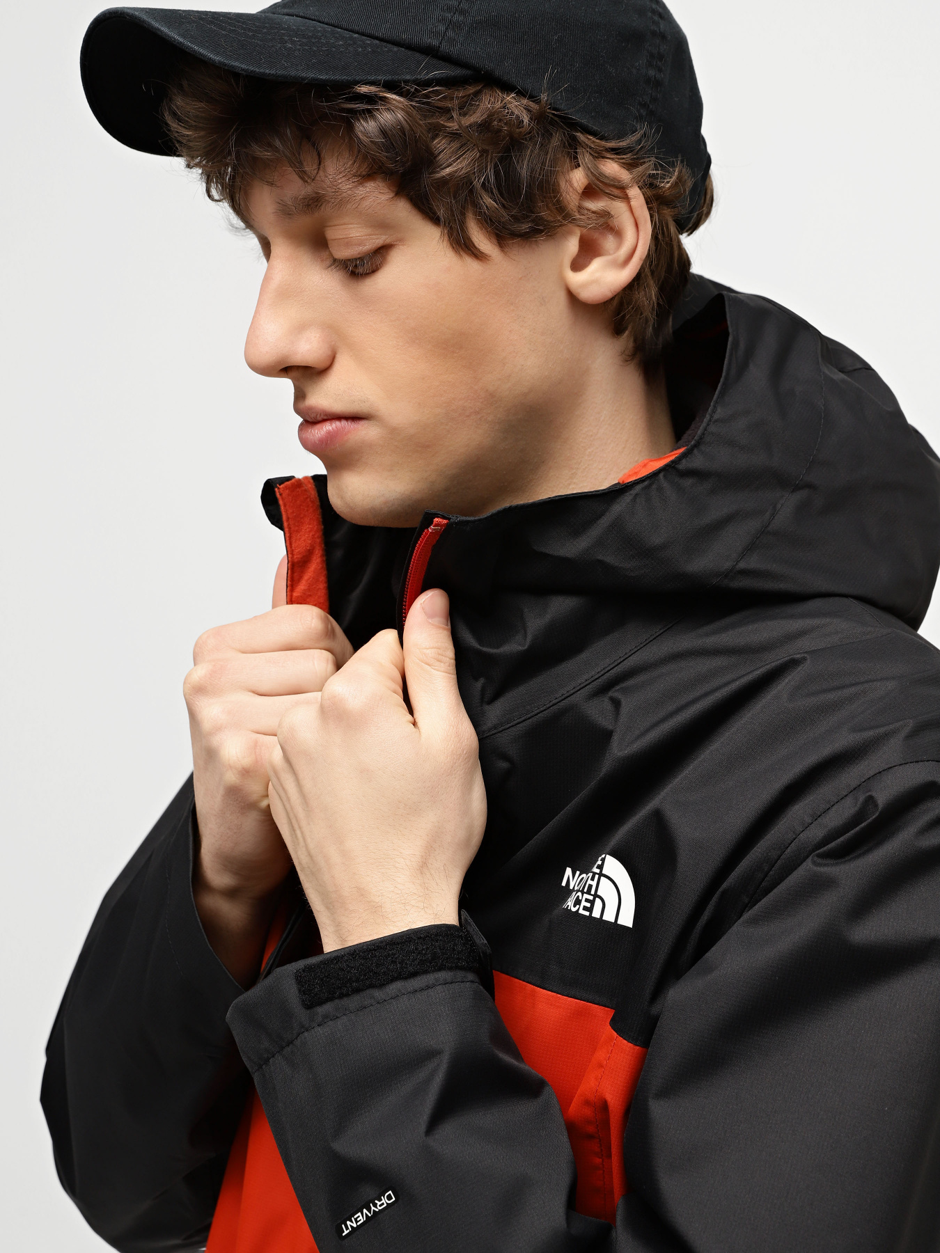 Демісезонна куртка The North Face Softshell Fornet модель NF0A3L5GSV61 Фото