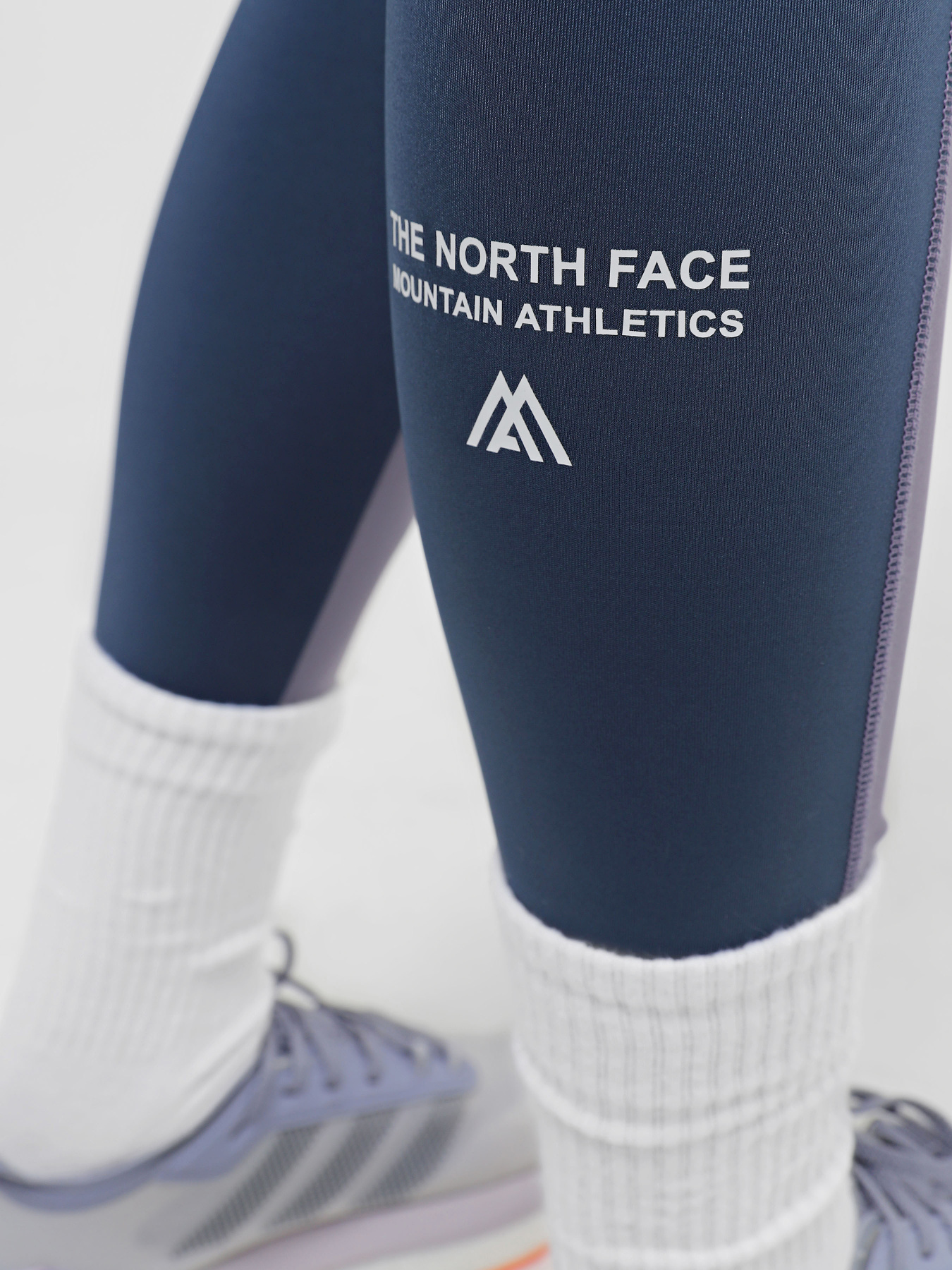 Спортивні леггінси The North Face Mountain Athletics модель NF0A825CIJV1 Фото