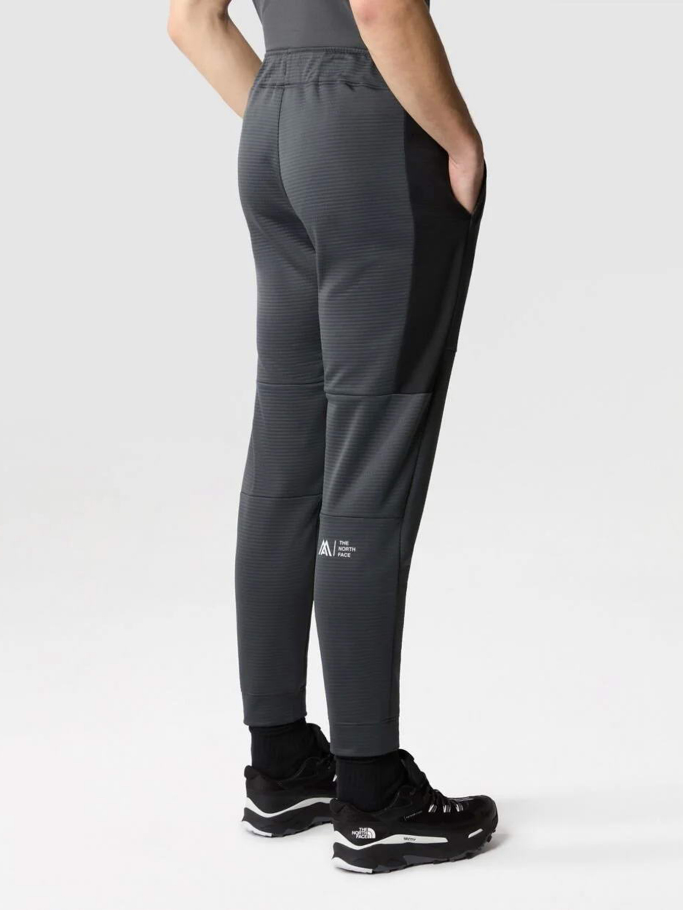 Спортивні штани The North Face Mountain Athletics Polar модель NF0A823UMN81 Фото