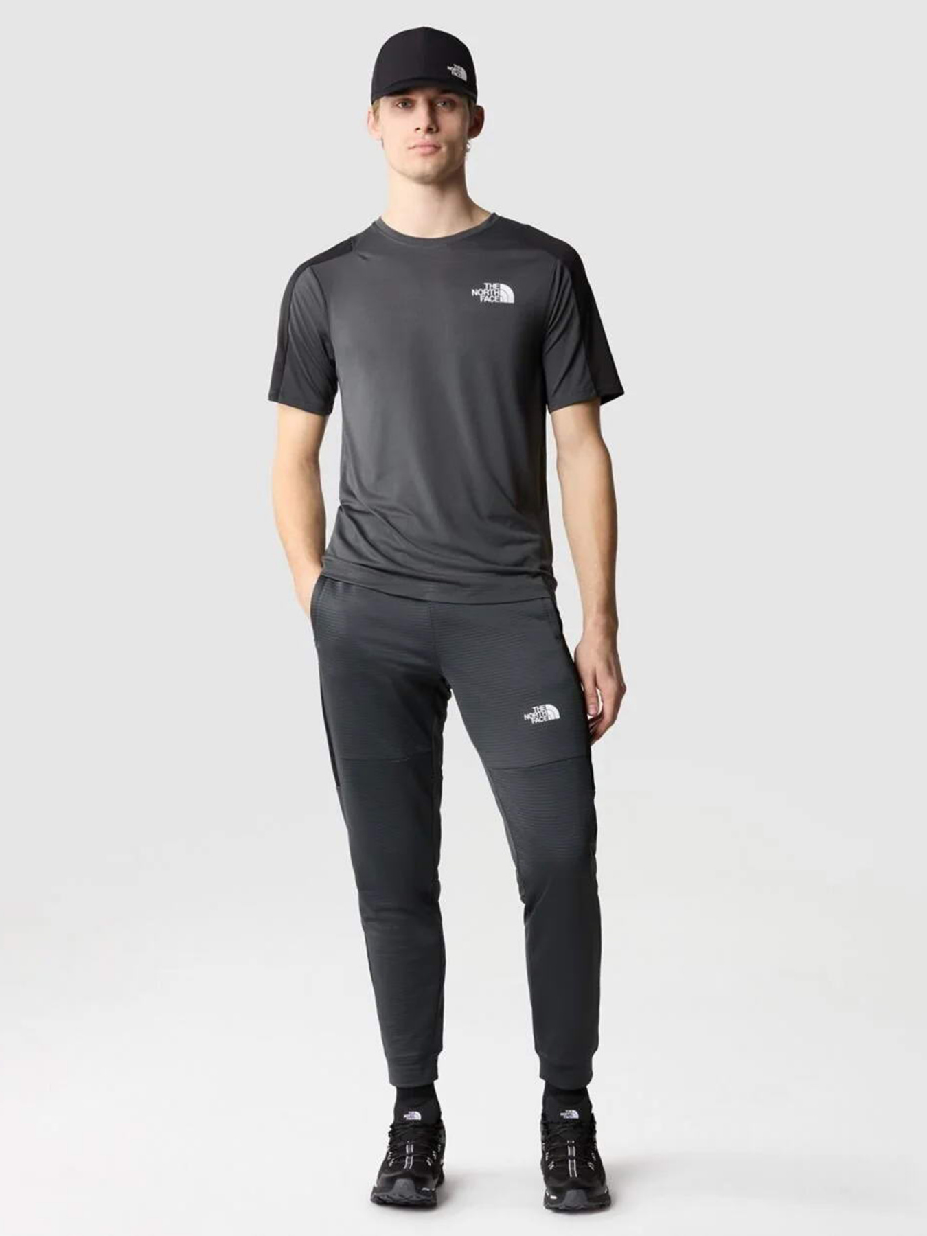 Спортивні штани The North Face Mountain Athletics Polar модель NF0A823UMN81 Фото