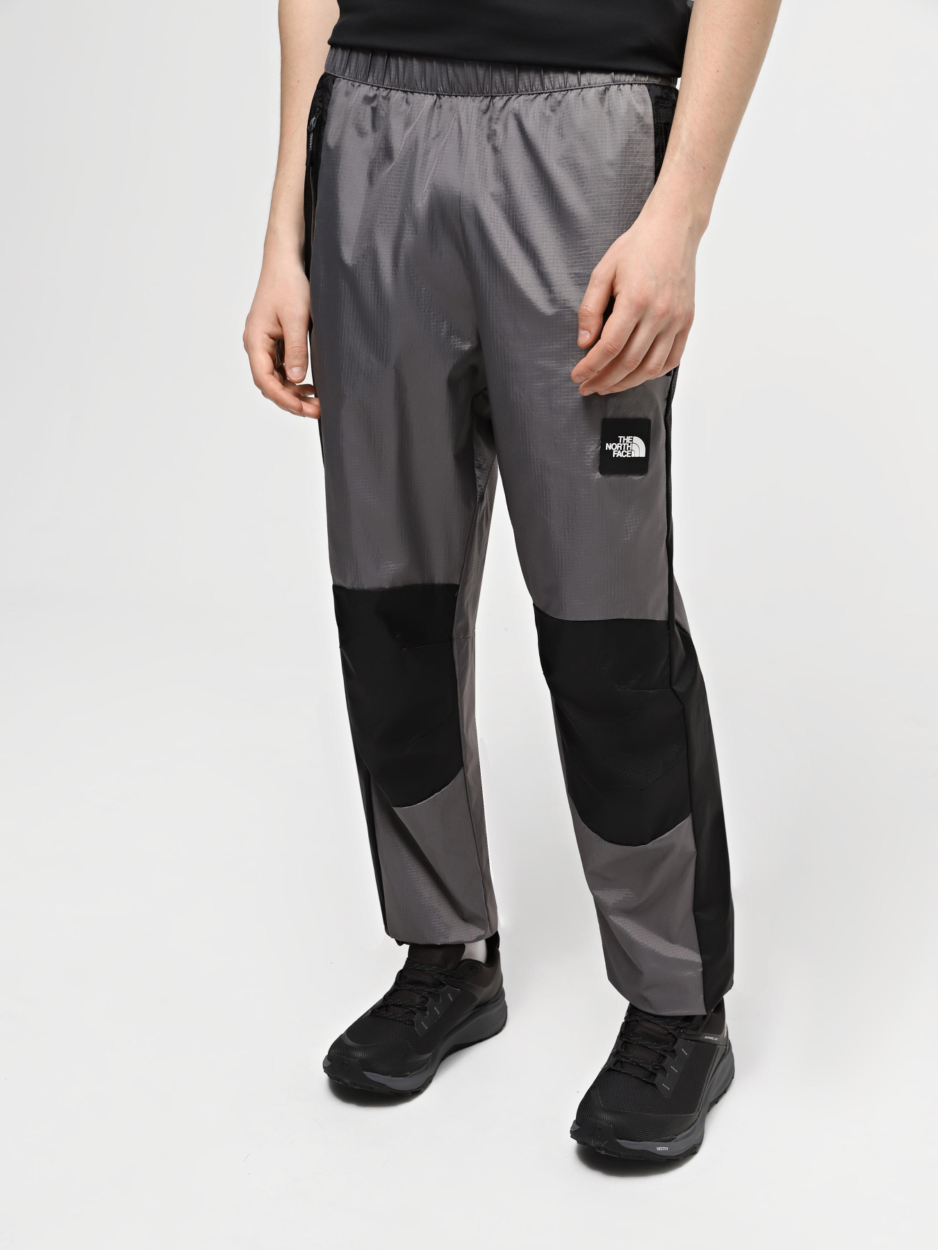 Повсякденні штани The North Face M Wind Shell Pant модель NF0A879QRPI1 Фото