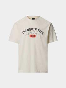 Футболка The North Face Varsity Graphic модель NF0A89DGQLI1 Футболка The North Face Varsity Graphic модель NF0A89DGQLI1 Фото