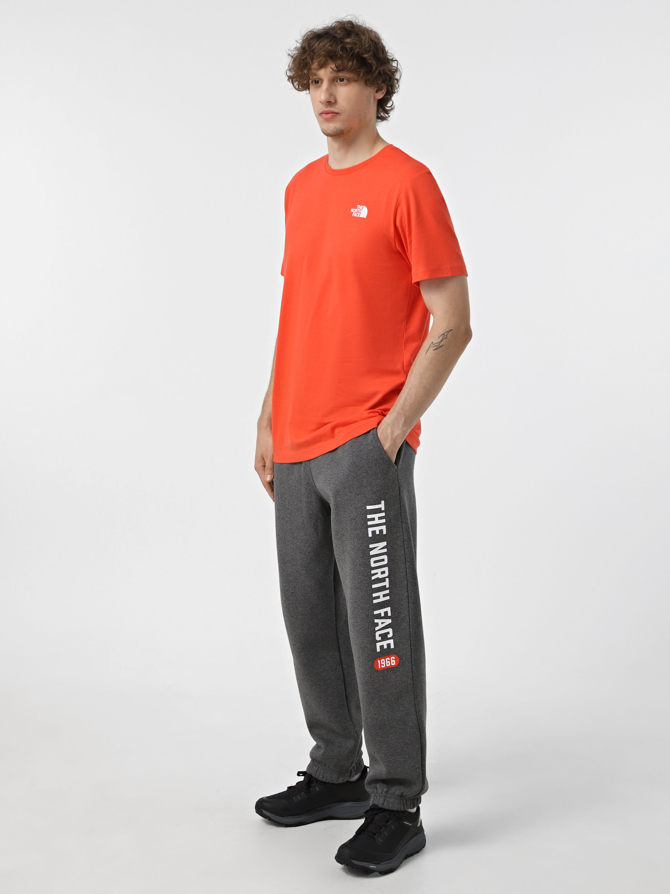 Джоггеры The North Face Graphic модель NF0A89DPDYY1 Джоггеры The North Face Graphic модель NF0A89DPDYY1 Фото