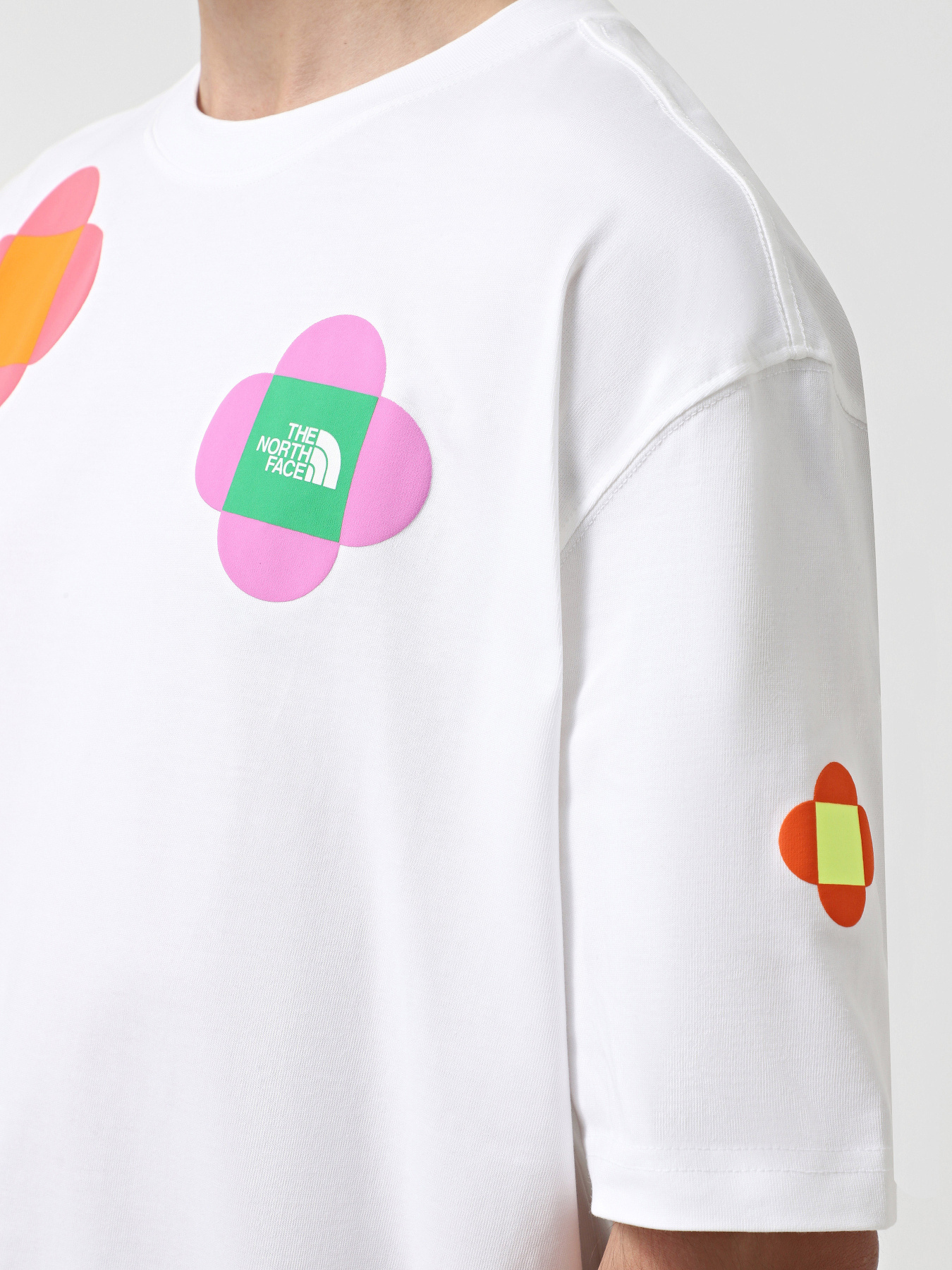 Футболка The North Face x Yinka Ilori Let's Blossom Together Graphic модель NF0A8AMCFN41 Фото