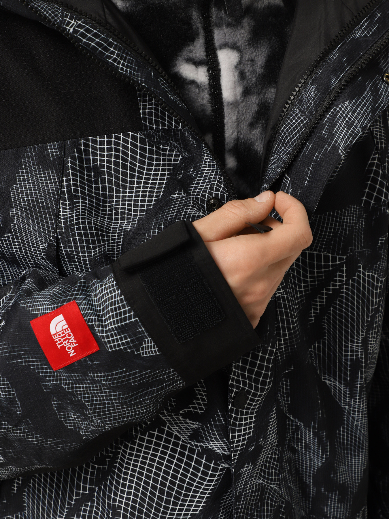 Вітровка The North Face Mountain Mono модель NF0A88XF6OG1 Фото