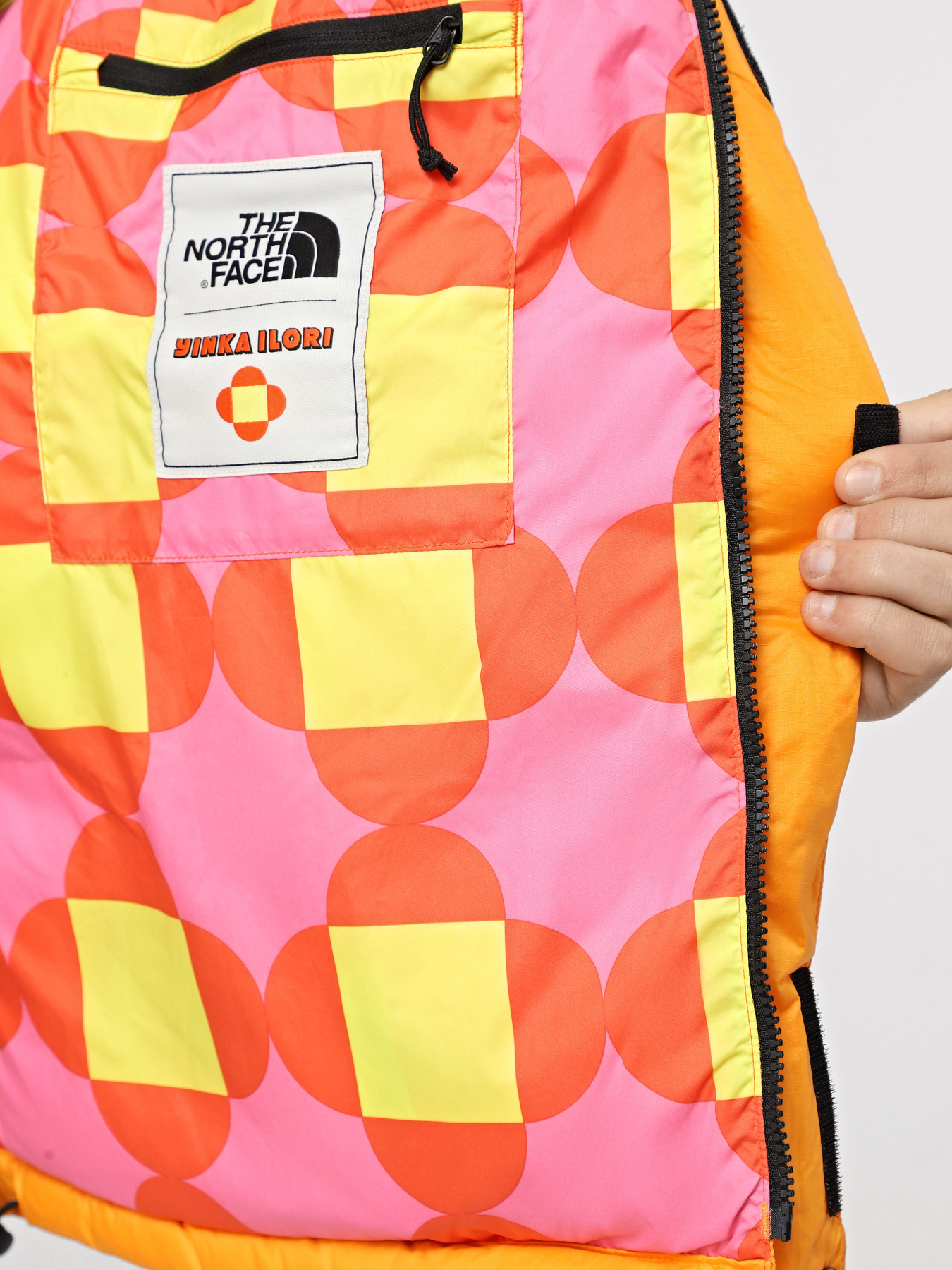 Пуховик The North Face x Yinka Ilori Down Puffer модель NF0A89GD0IH1 Фото