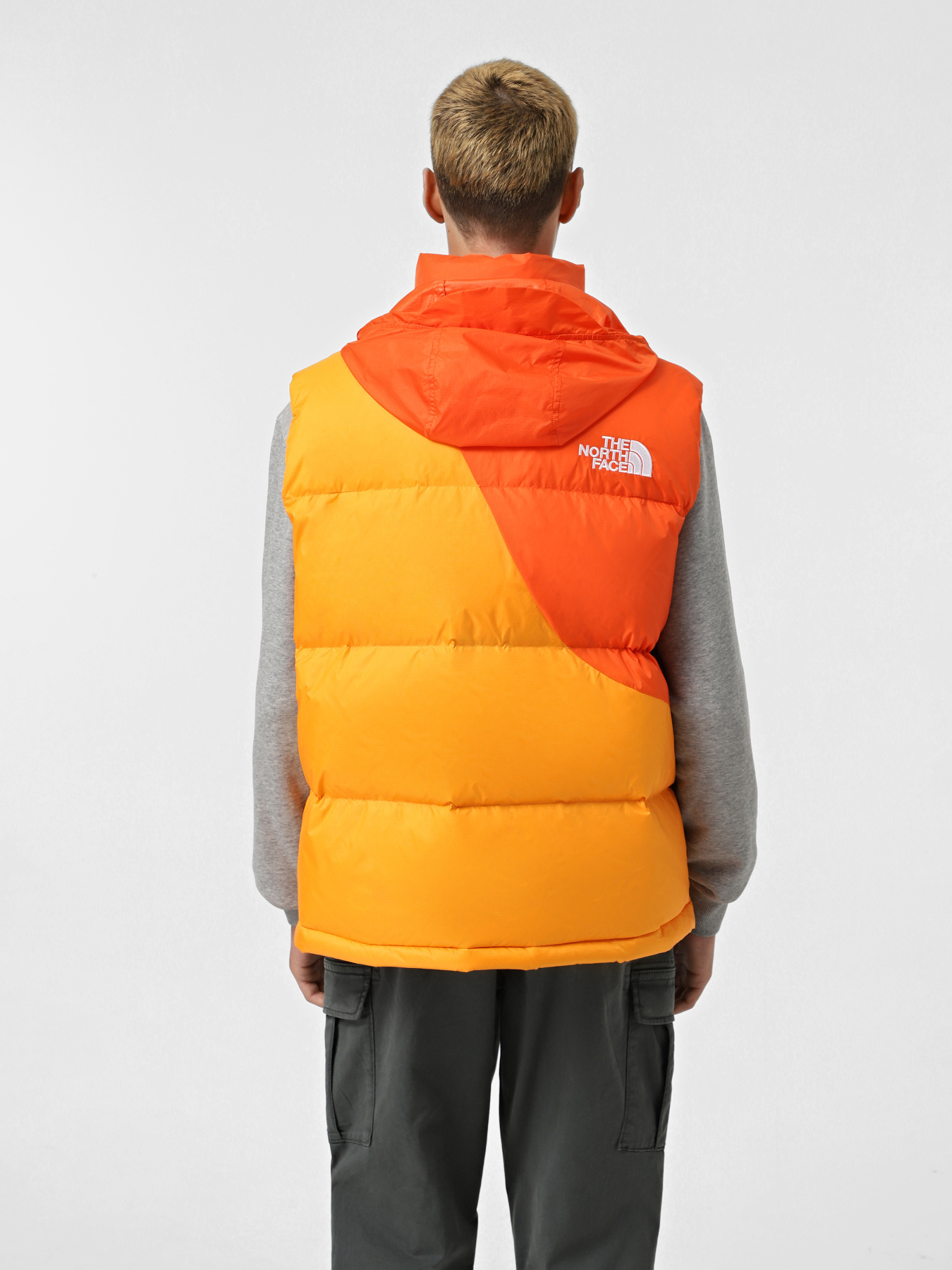 Жилет с утеплителем The North Face х Yinka Ilori Down модель NF0A89GE0IH1 Фото