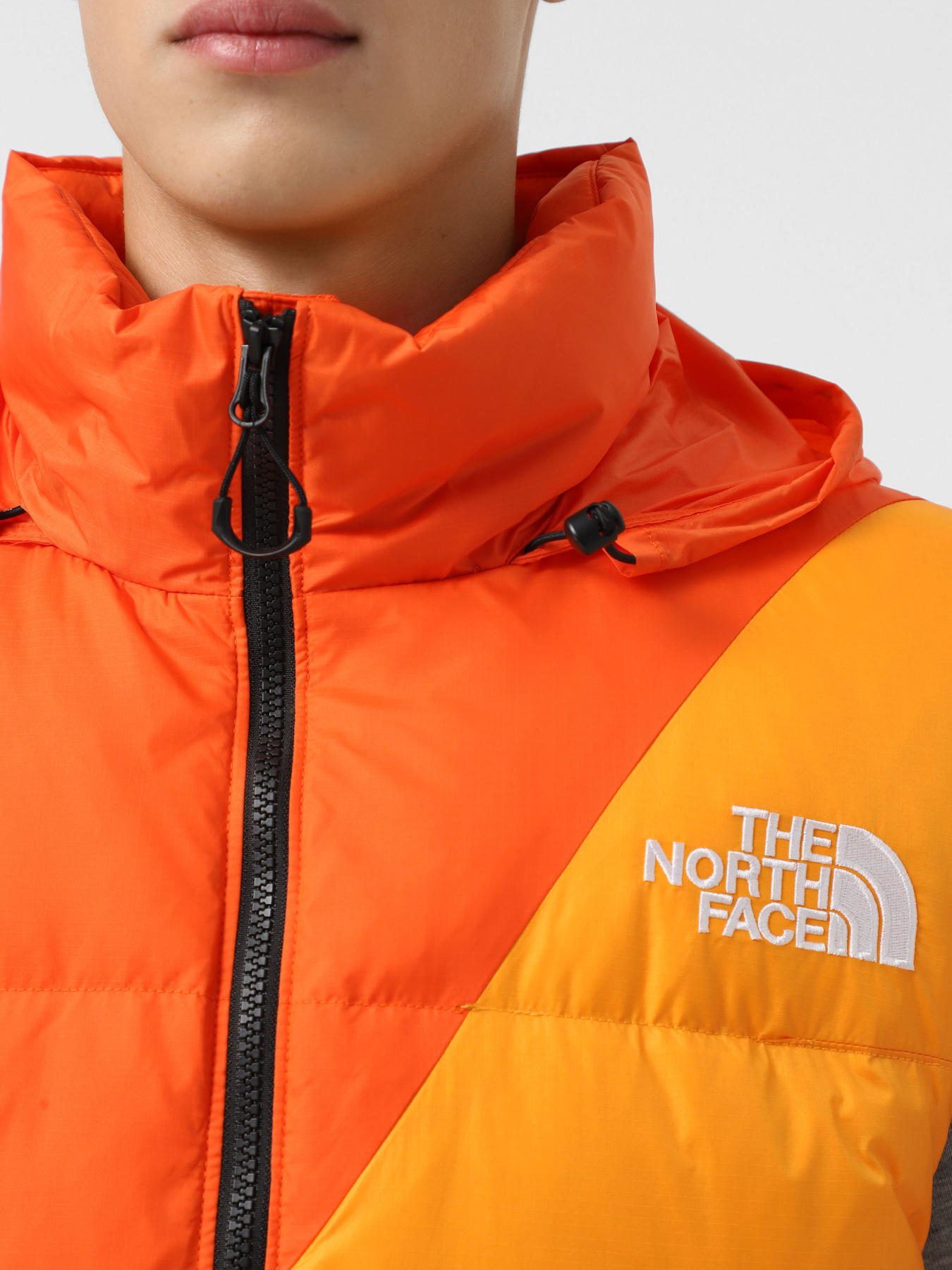 Утеплений жилет The North Face х Yinka Ilori Down модель NF0A89GE0IH1 Фото