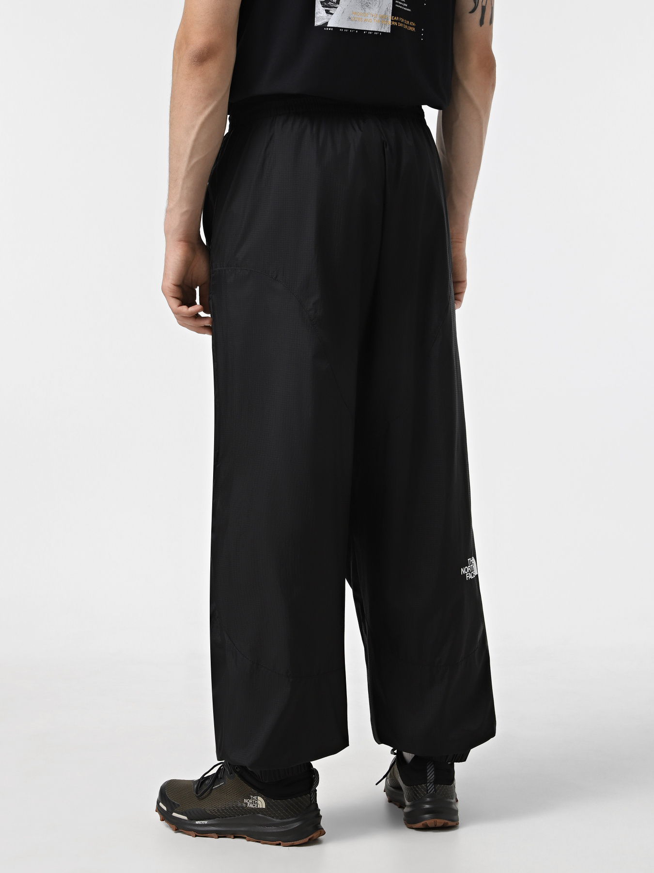 Джоггеры The North Face x Yinka Ilori Windshell модель NF0A89GPJK31 Фото